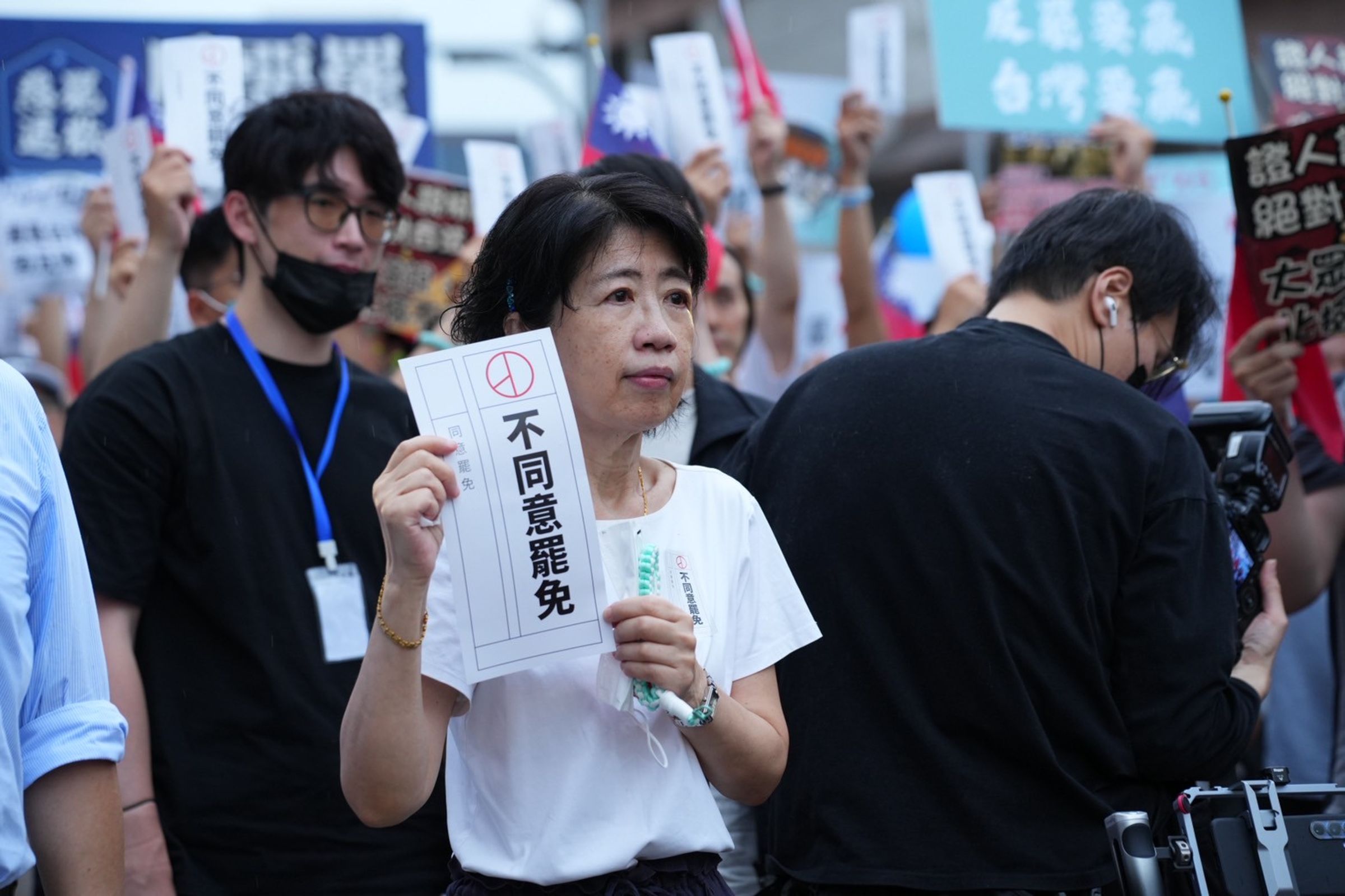 陳佩琪呼籲小草全員出動,7月26日替柯文哲投下「不同意罷免」的反罷票,「救救我的先生柯文哲」。(翻攝自臉書@陳佩琪)