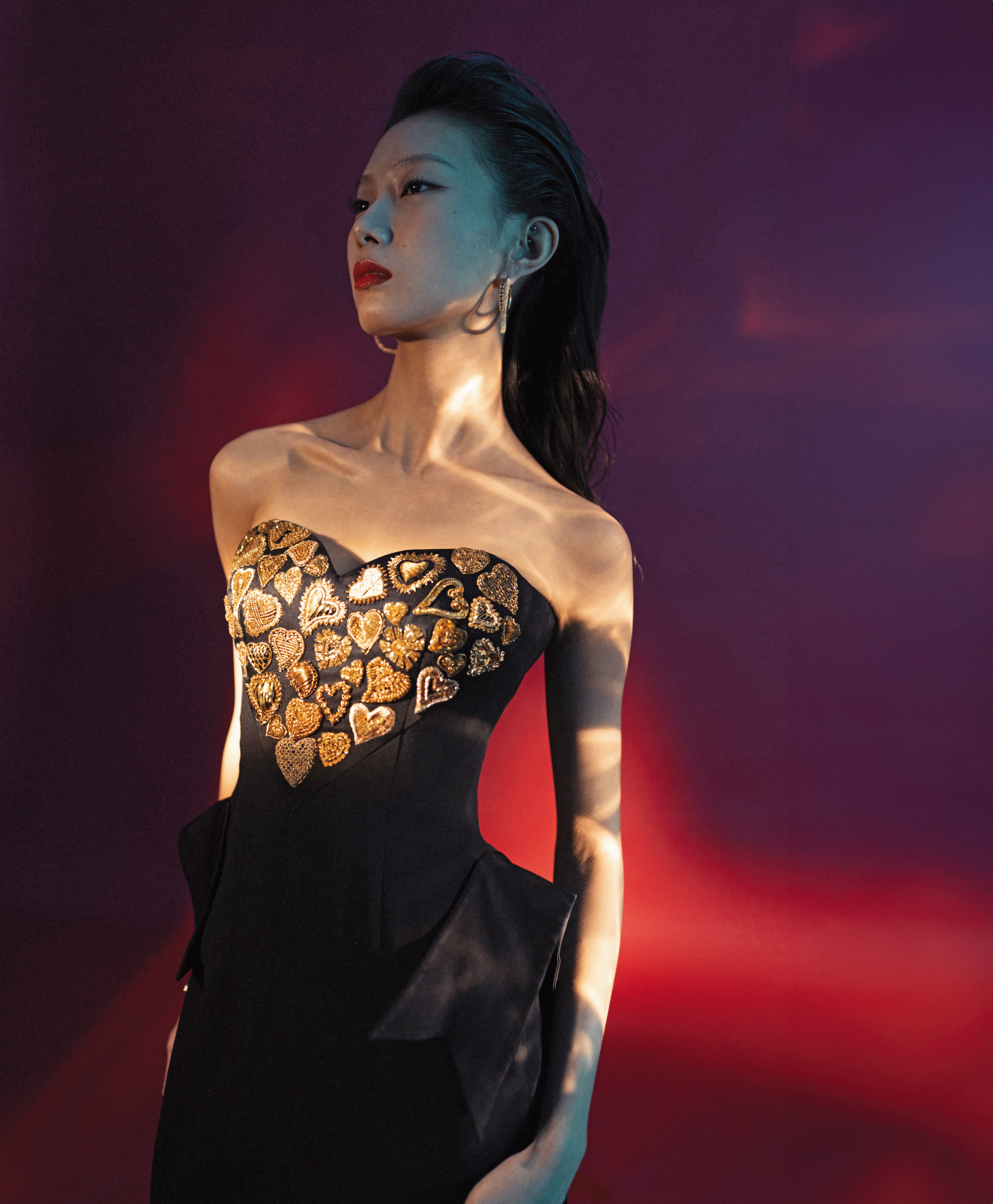 愛心抹胸長禮服 NT$153,300 by MOSCHINO／Rota大圈耳環 NT$8,500 by SWAROVSKI