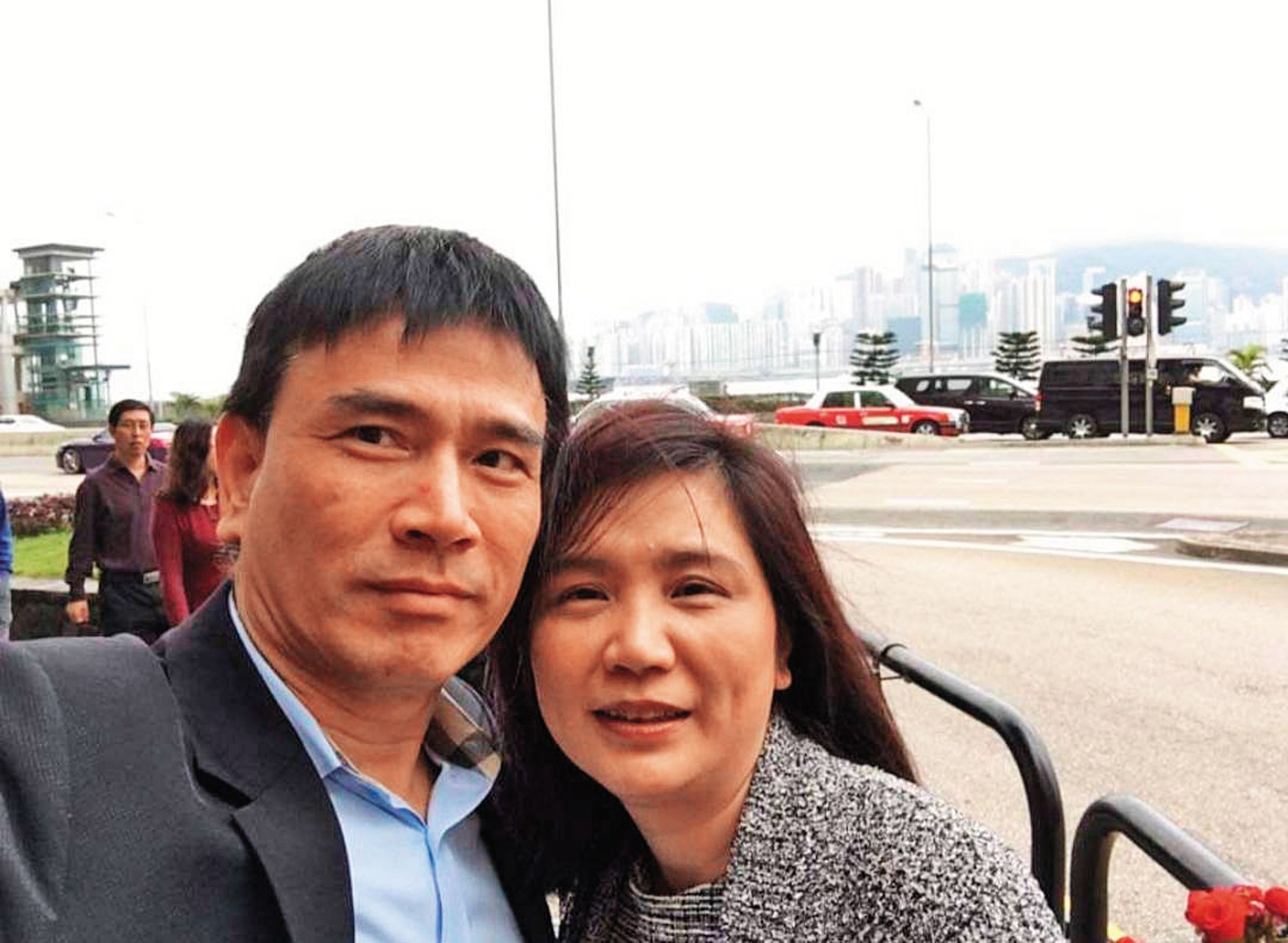 李丞軒(左)欲解除限制出境,高院駁回請求。(翻攝李丞軒臉書)