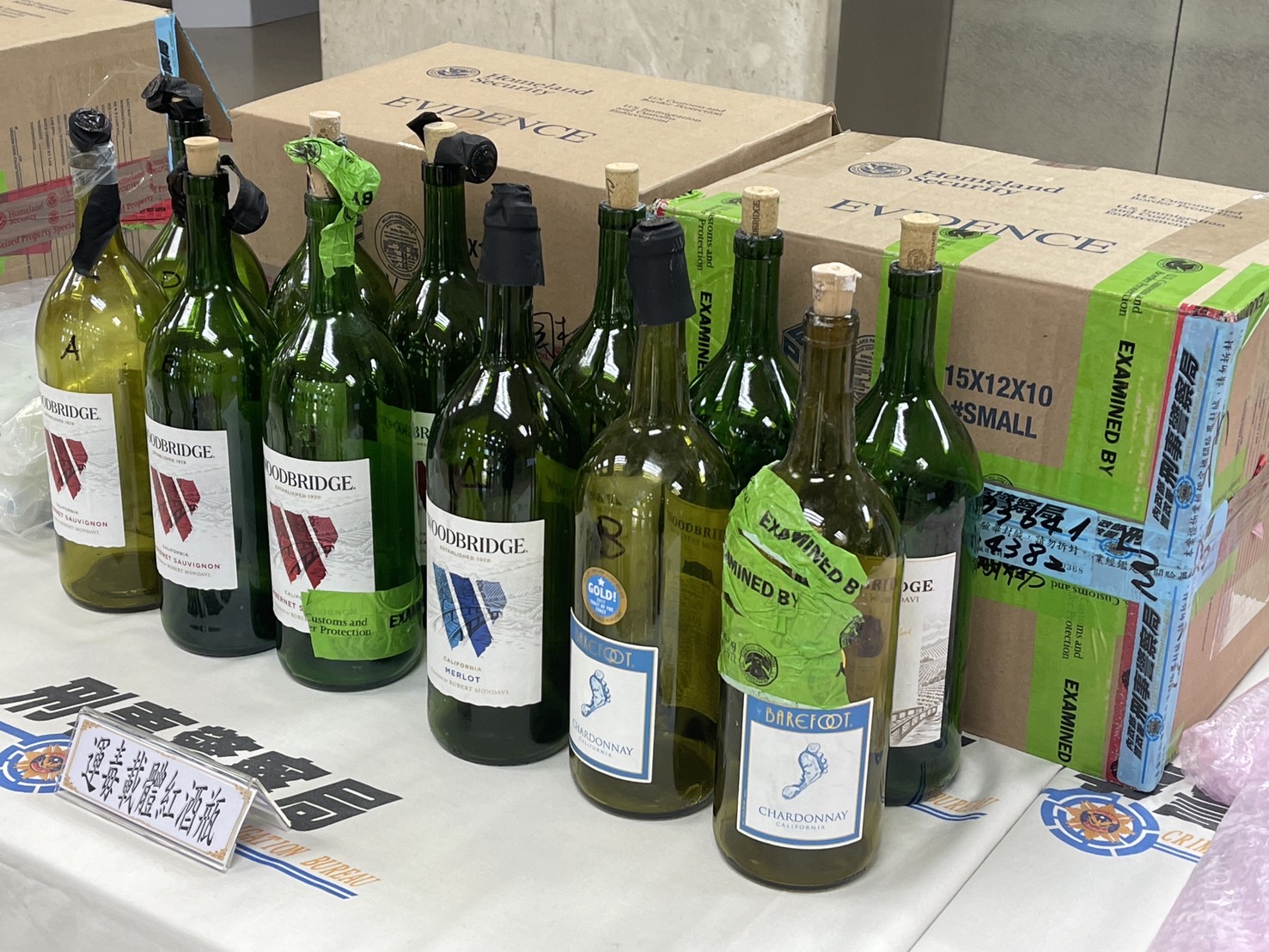 警方查扣大批灌入安非他命的紅酒。