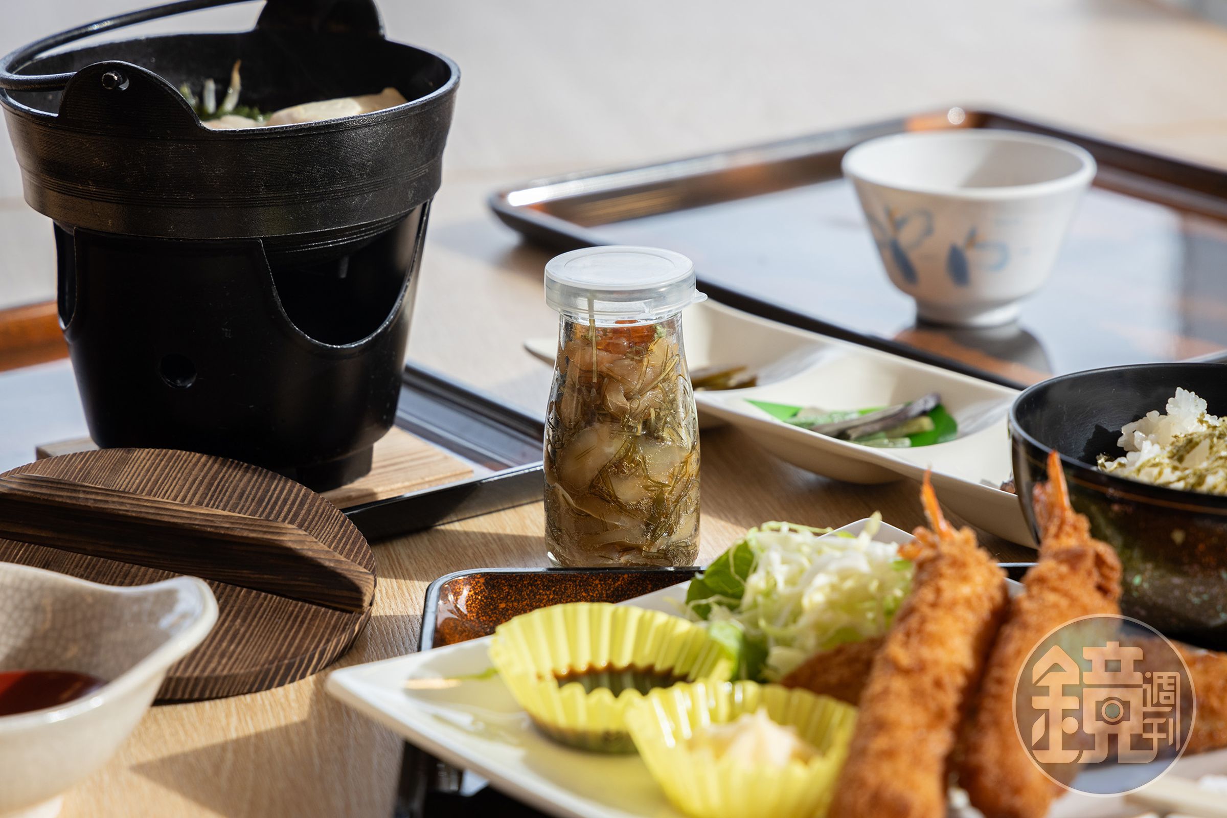 由旅行社安排的午餐能一口氣品嘗到來宮古市必吃的瓶丼料理、炸蝦、炸魚與火鍋。（團餐菜色，2,500日圓／人，約NT$550）