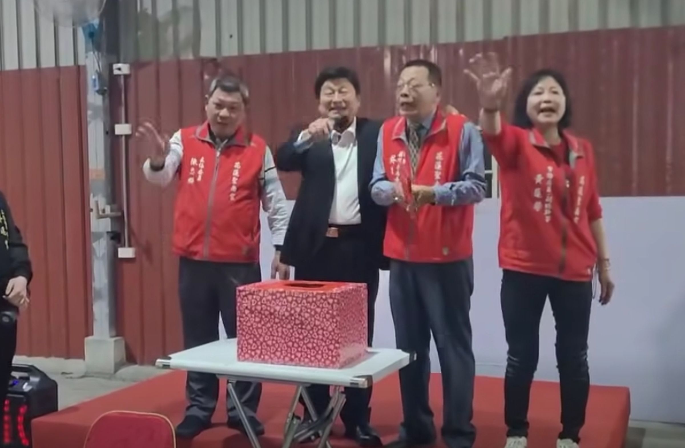 傅崐萁跑宮廟尾牙加碼大紅包,並要求在場民眾不要照相。(翻攝自花蓮新世代青年聯盟 曙光計劃粉絲專頁)