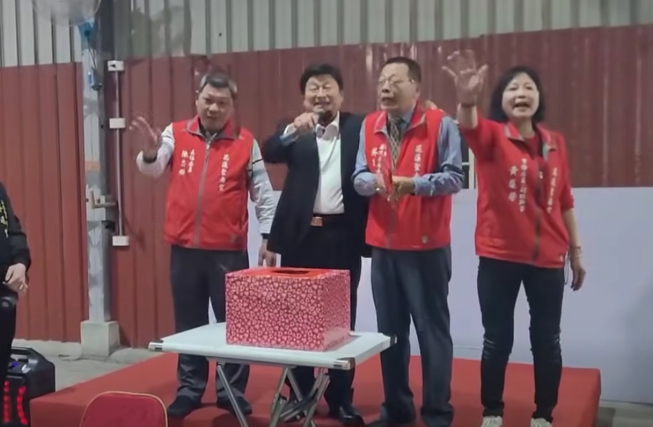 傅崐萁跑宮廟尾牙加碼大紅包，並要求在場民眾不要照相。（翻攝自花蓮新世代青年聯盟 曙光計劃粉絲專頁）