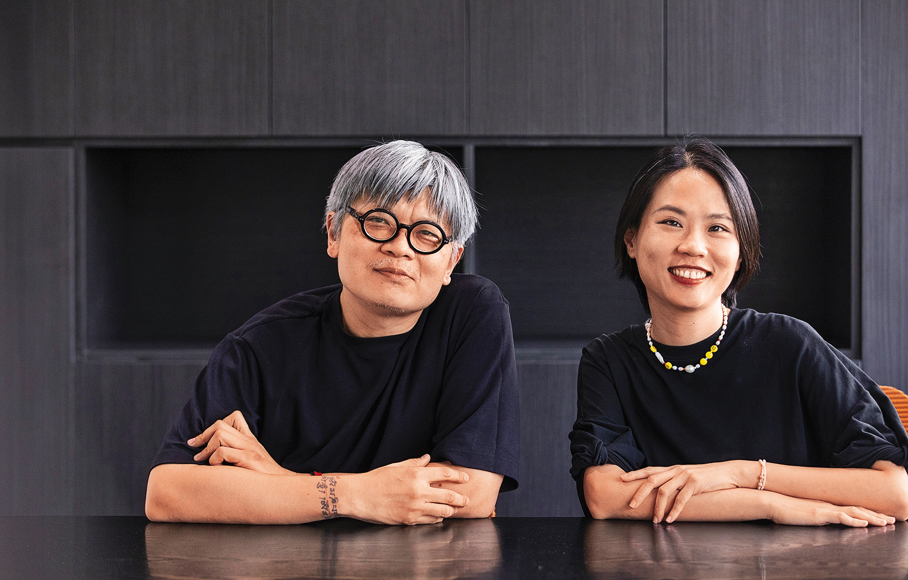 監製吳宗祐（左）與陳劭怡（右）期望以影像故事記錄時代的轉折。