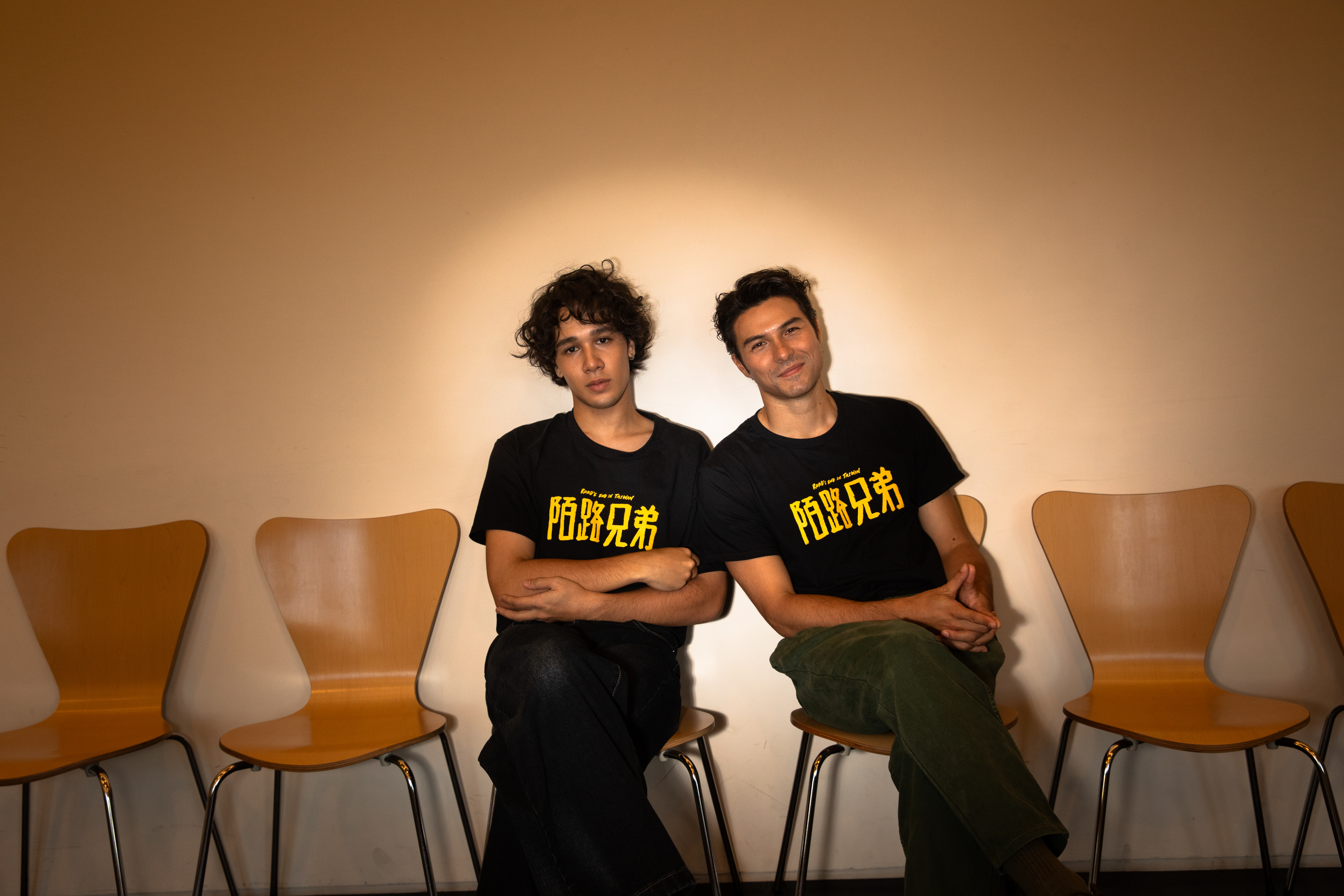 鳳小岳與納曜都是混血兒，但鳳小岳的氣質自帶英國紳士的貴氣，納曜則有法國男人的隨性與迷人特質。