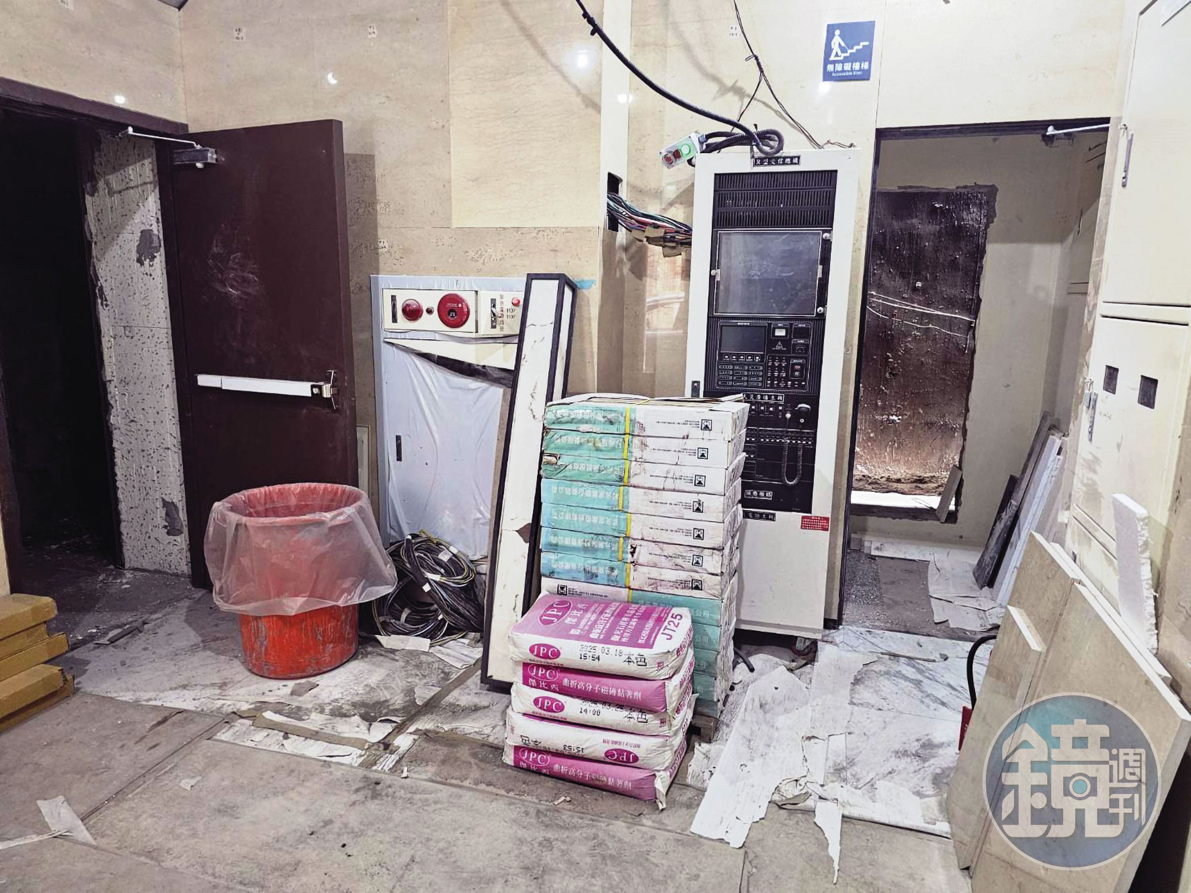 恆合建設私增門戶(圖),導致與鄰棟建築防火間隔縮小,形成公安問題。(讀者提供)