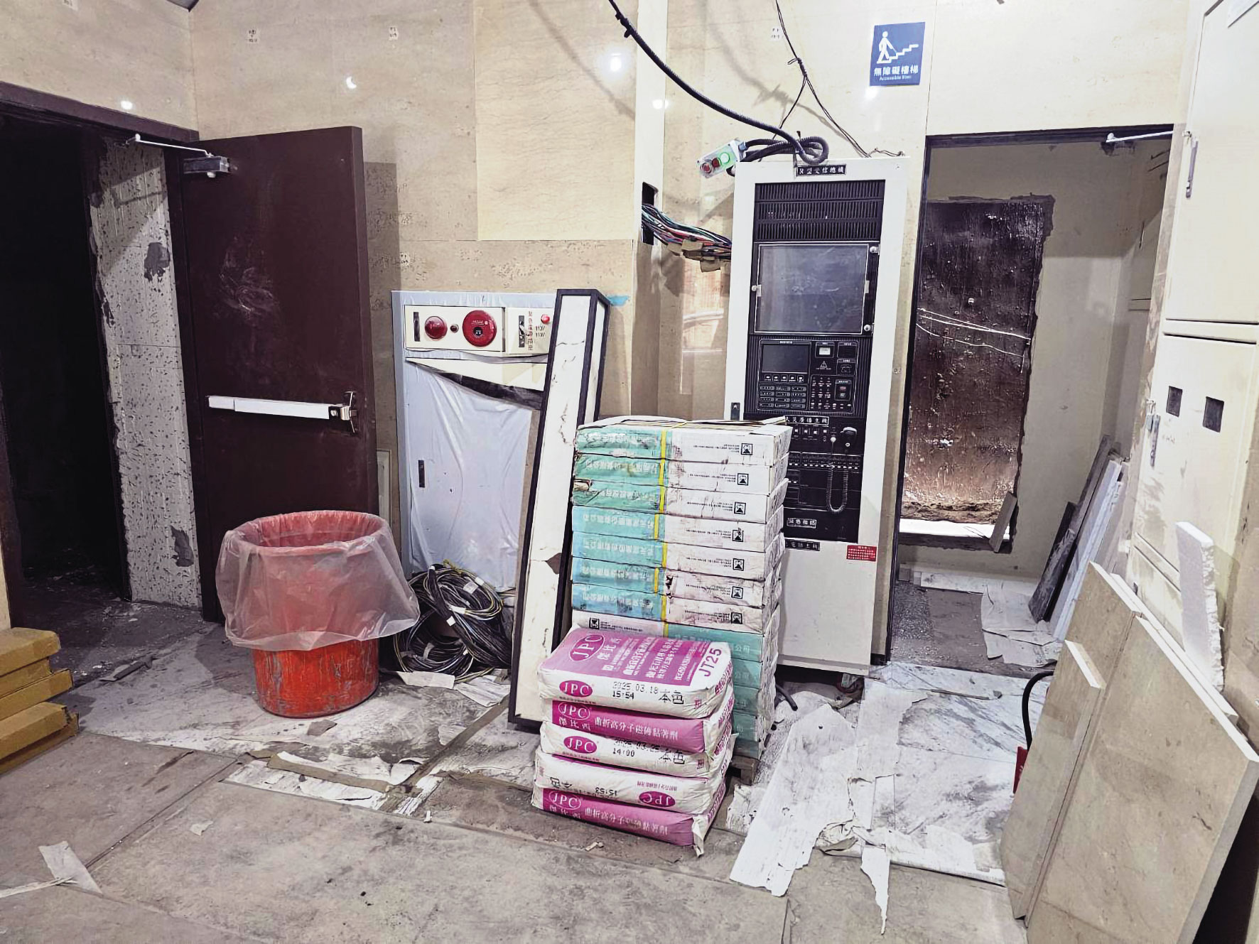 恆合建設私增門戶（圖），導致與鄰棟建築防火間隔縮小，形成公安問題。（讀者提供）