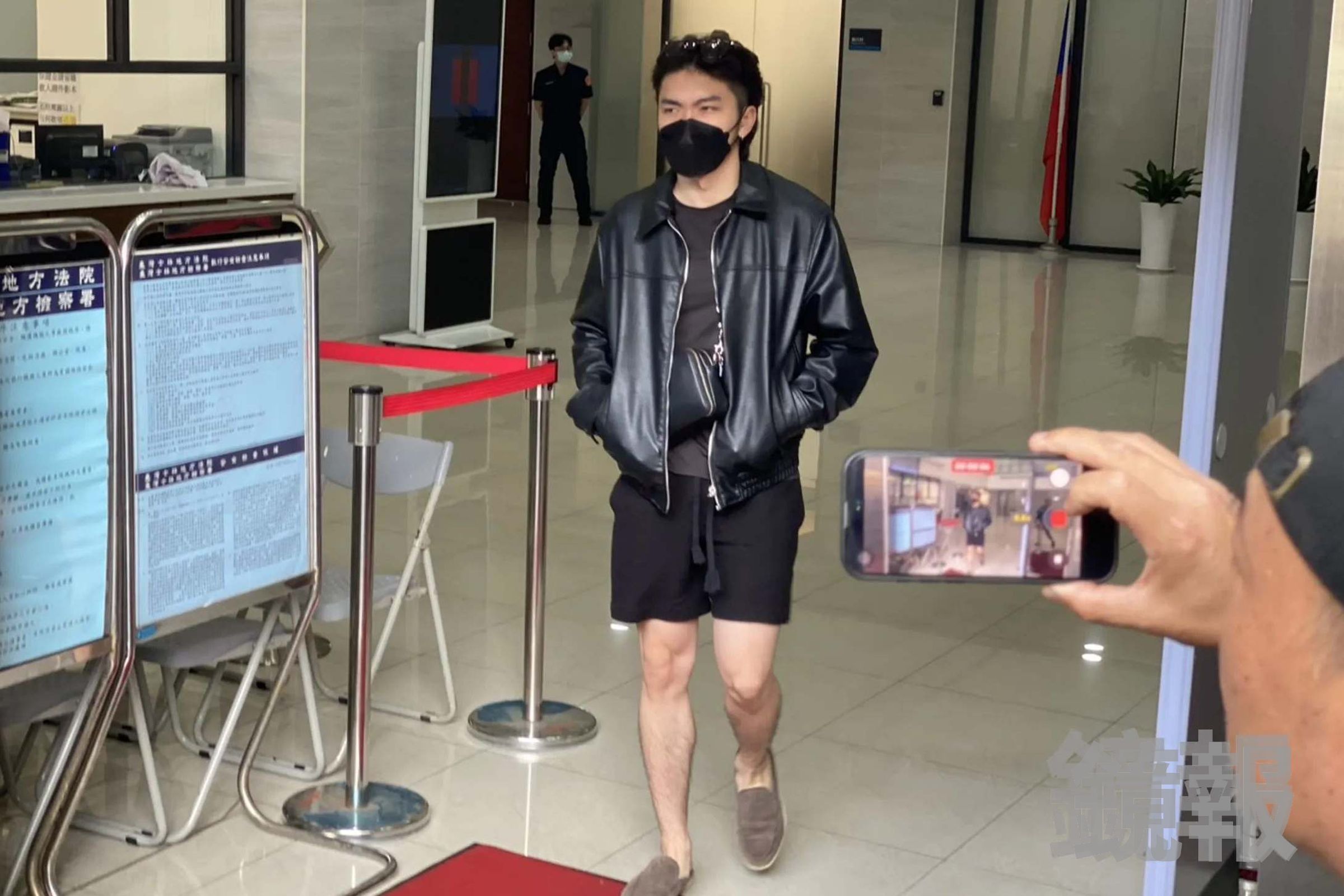 邱皓偉和孫安佐簽有企劃合約，2萬元交保限制住居。（鏡報李依璇攝）