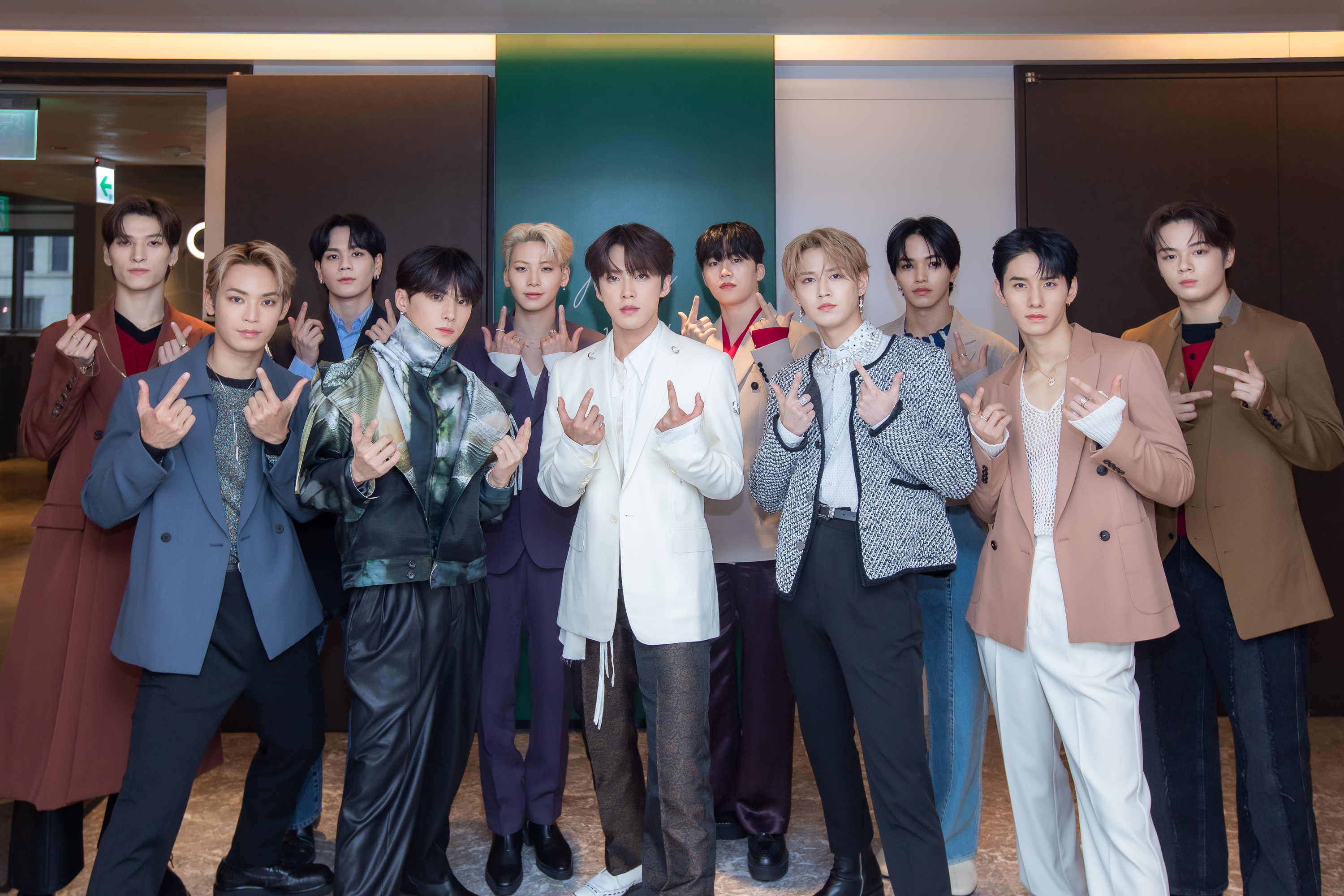 JO1首次訪台，成員們擺出標準姿勢，但金城碧海（後排左一）竟比手指愛心。（大鴻藝術提供）