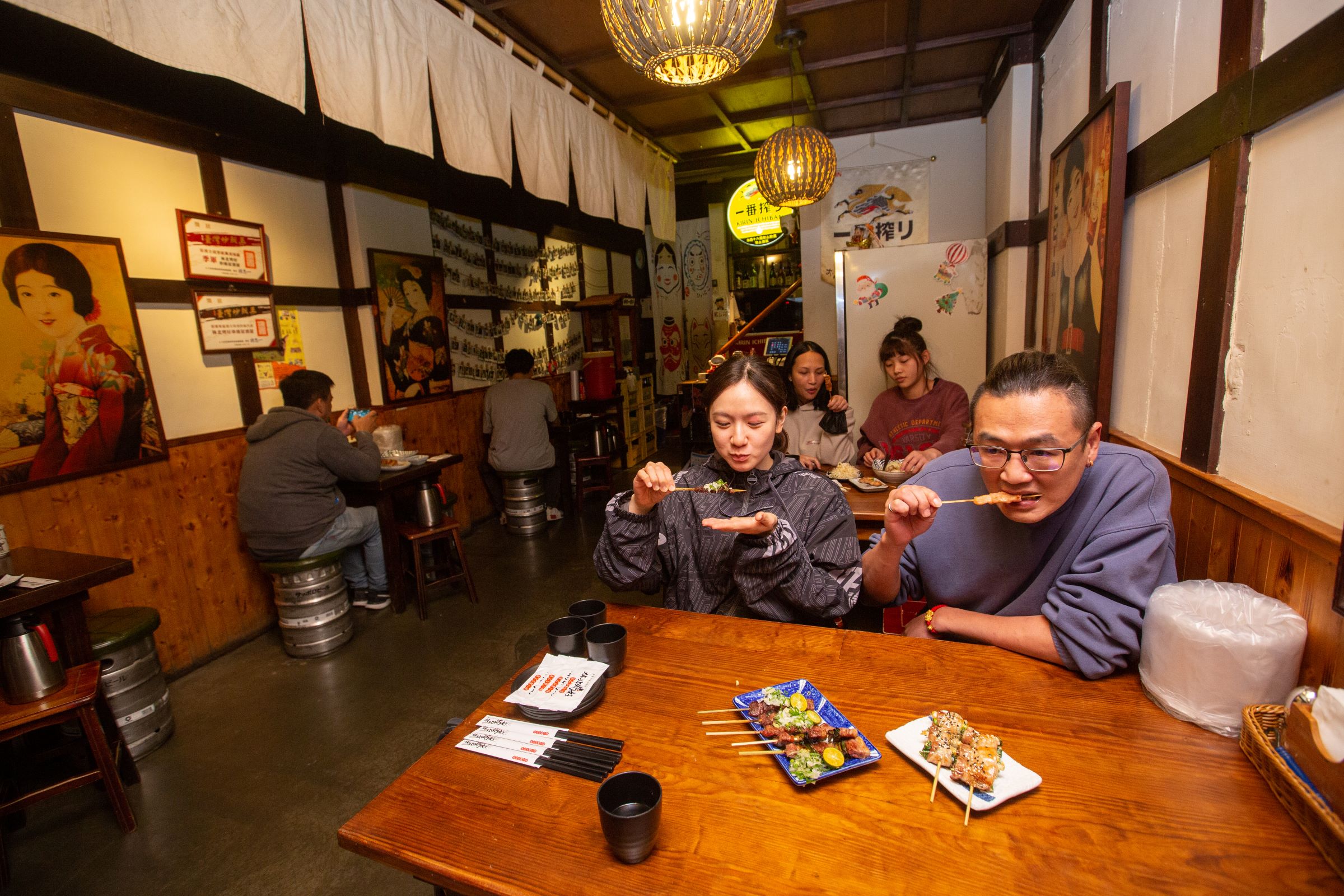 林北烤好居酒屋店內氣氛充滿日式風格，菜色十分豐盛，串烤炙物強外，連讓人吃飽的飯菜也很美味。