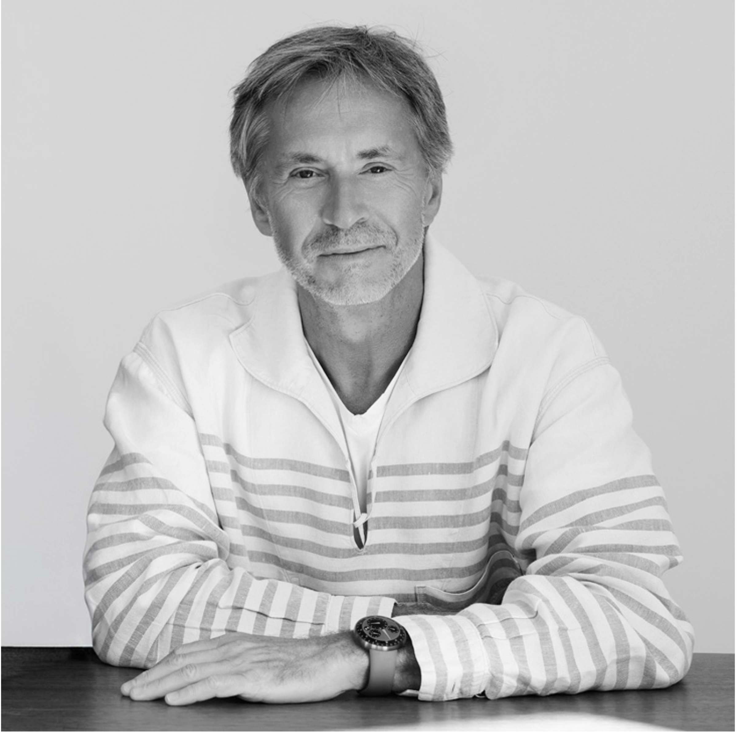 Marc Newson被譽為「為世界創造曲線的人」，曾入選《TIME》雜誌全球百大影響力人物。