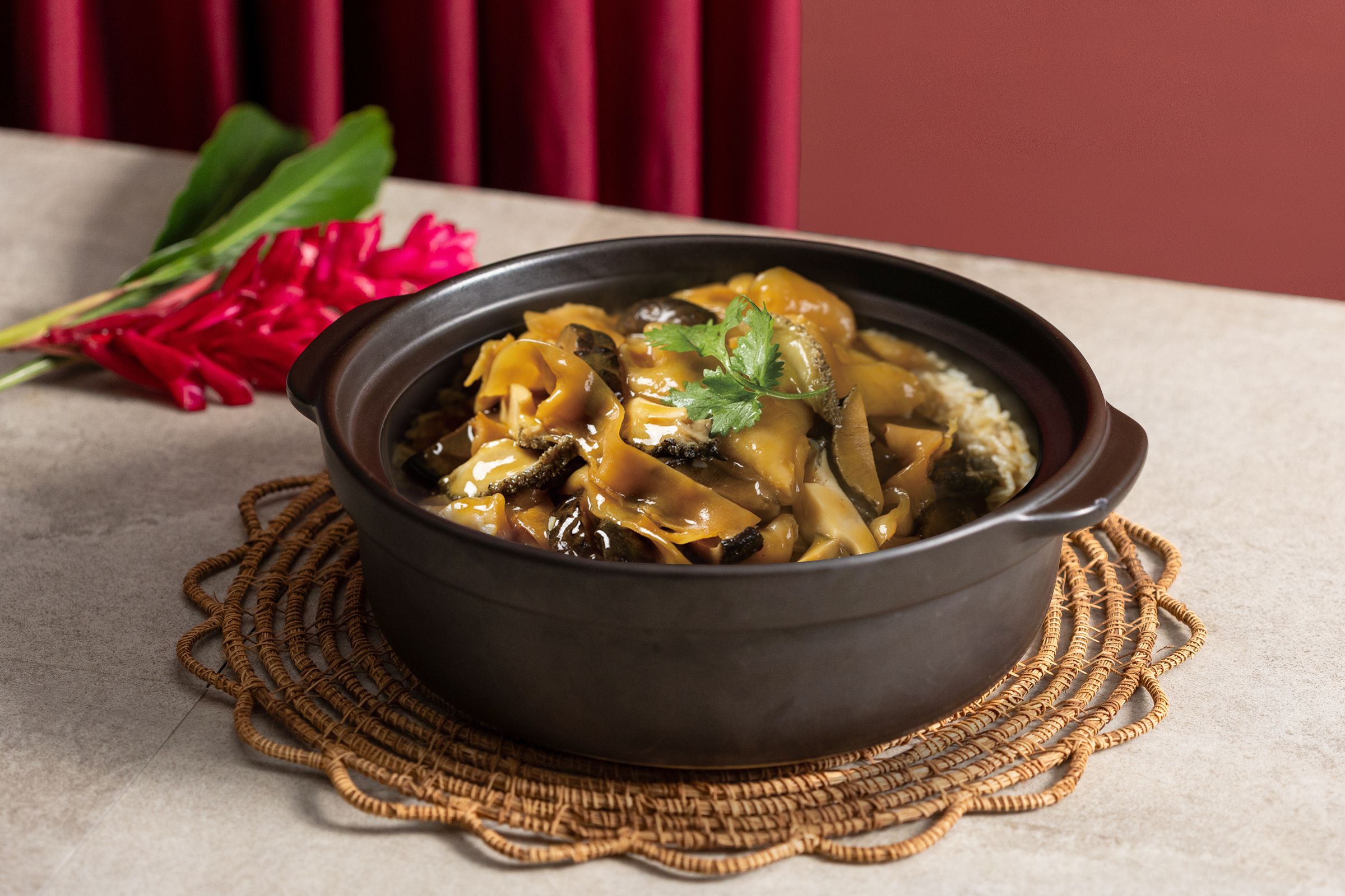 飽受好評的「花膠鮑魚煲仔飯」,售價NT$8,000元。