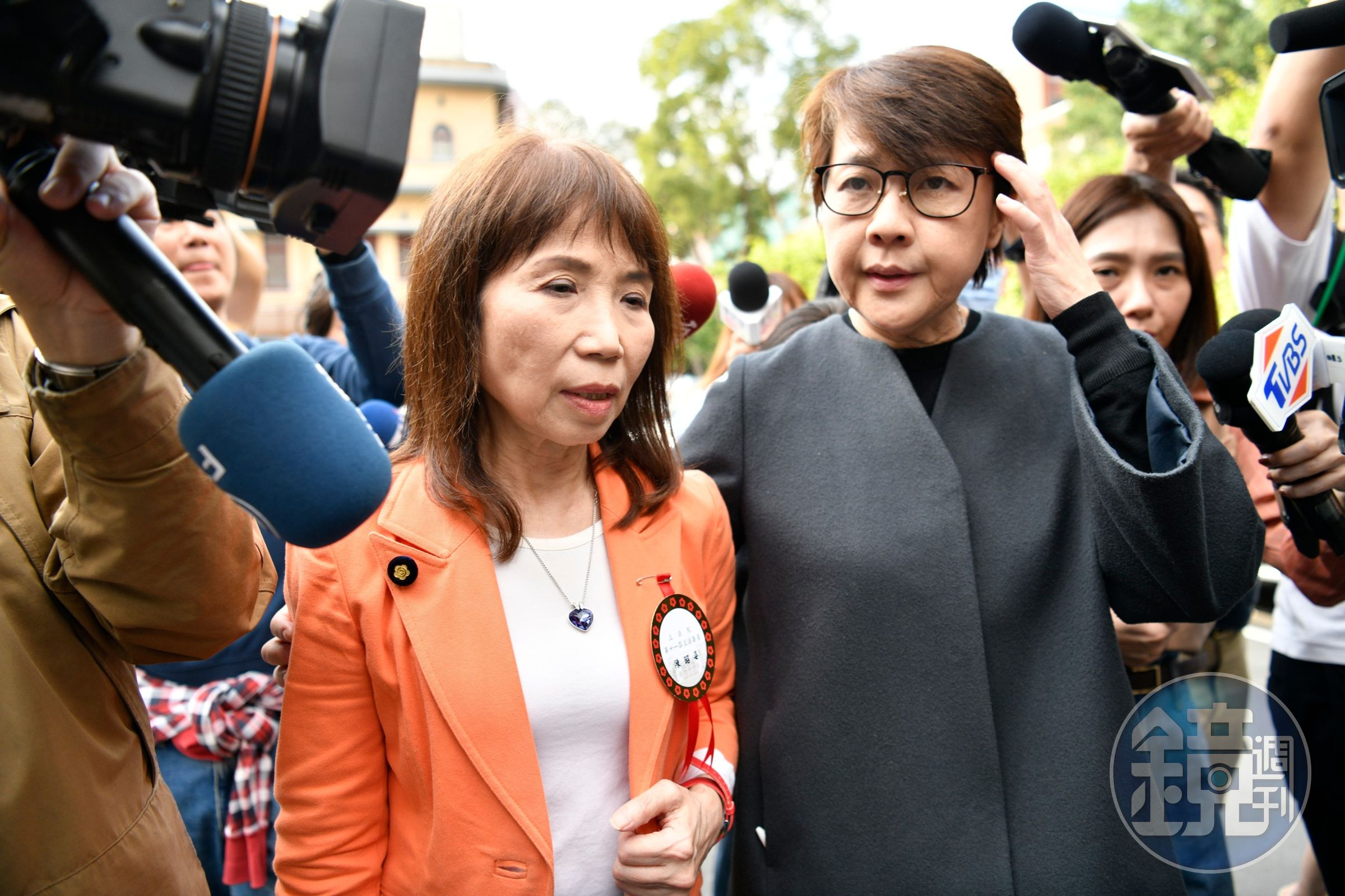陳昭姿投廢票事件曝光後，黃珊珊有陪同她面對媒體，並強調這是個小小的疏失，不會有黨紀處分。