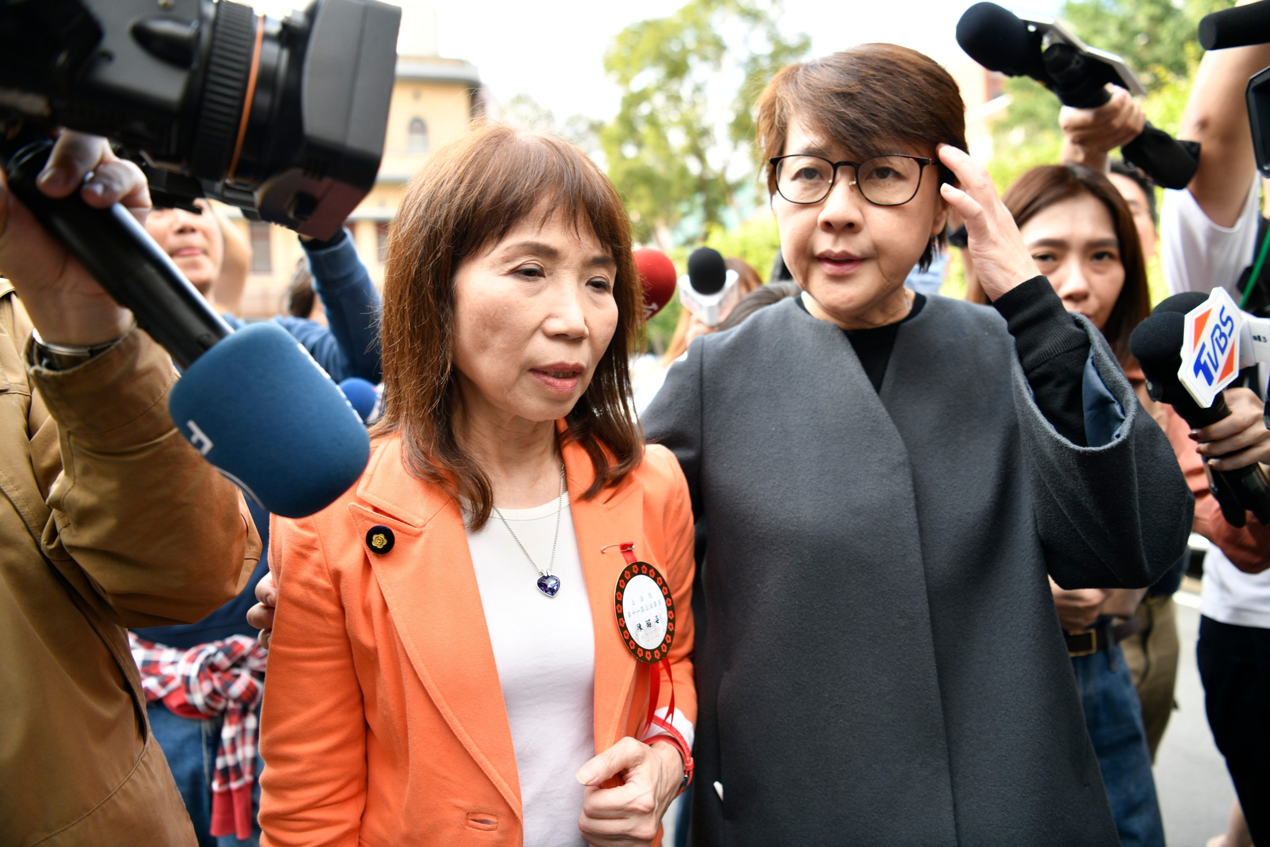 陳昭姿投廢票事件曝光後，黃珊珊有陪同她面對媒體，並強調這是個小小的疏失，不會有黨紀處分。
