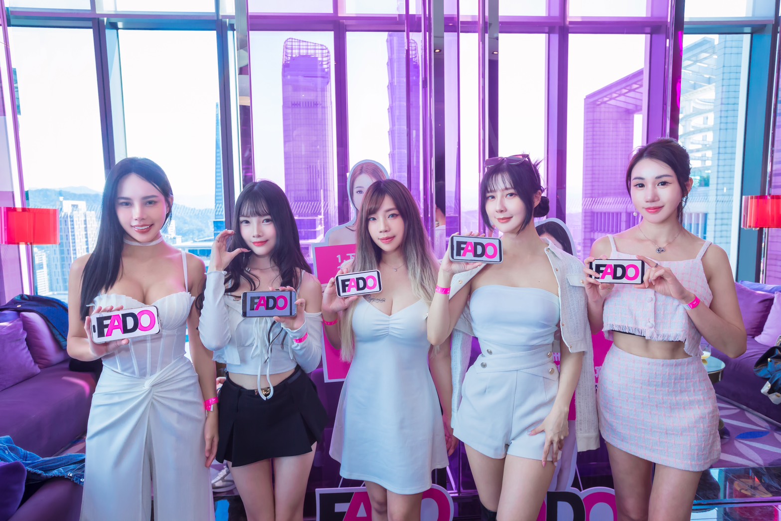 網紅李尾巴（左起）、敏綺、葆葆、羽晴和Mandi出席發表會。（FADO提供）