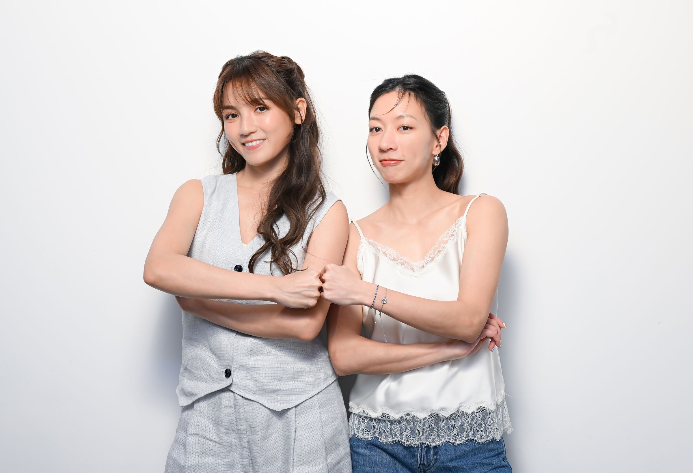 Dora（左）、陳妤（右）閨蜜攜手挑戰《誤闖遺忘島》中文配音。（環球影片提供）