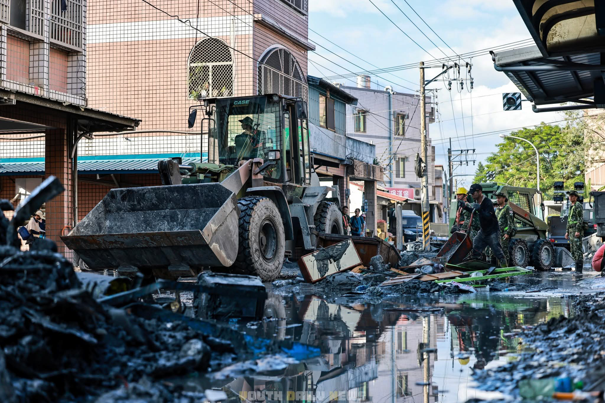 花蓮縣馬太鞍溪堰塞湖溢流造成嚴重洪災，政府調派許多國軍前往支援。（國防部提供）