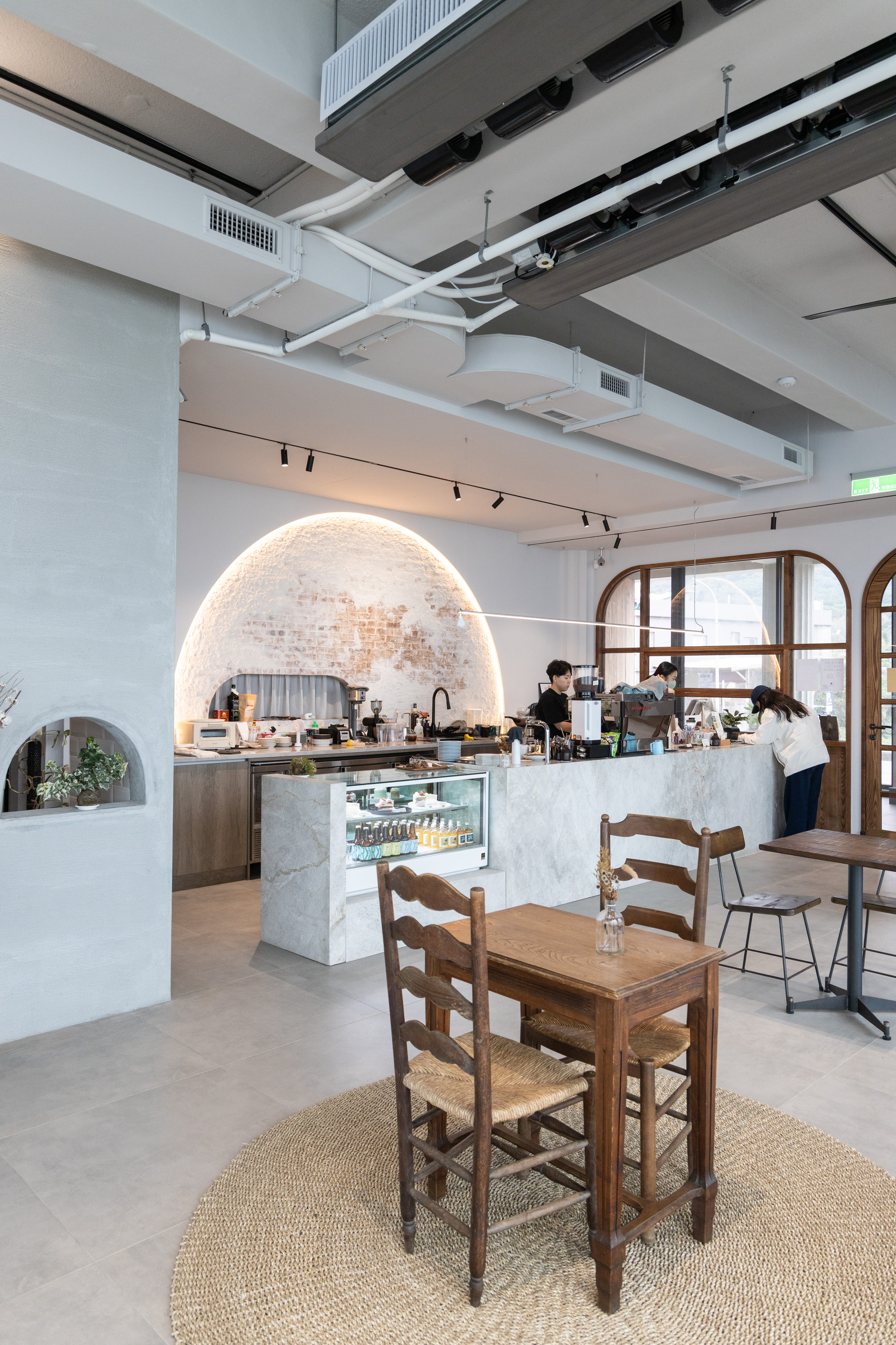 小日波位在中角灣遊客中心附近,喝完咖啡可以去沙灘漫步。