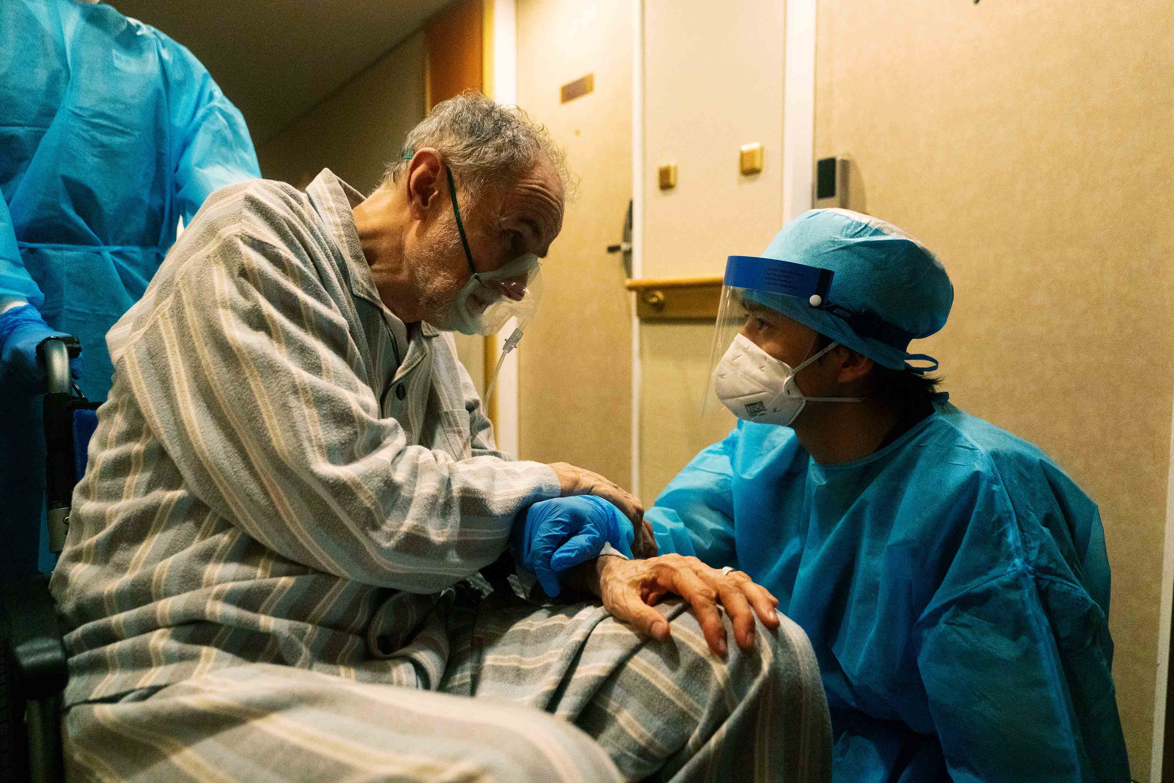 池松壯亮(右)飾演真田醫生，與確診重症的美國病患在走廊互相打氣的這場戲，讓導演關根光才落淚。（天馬行空提供）