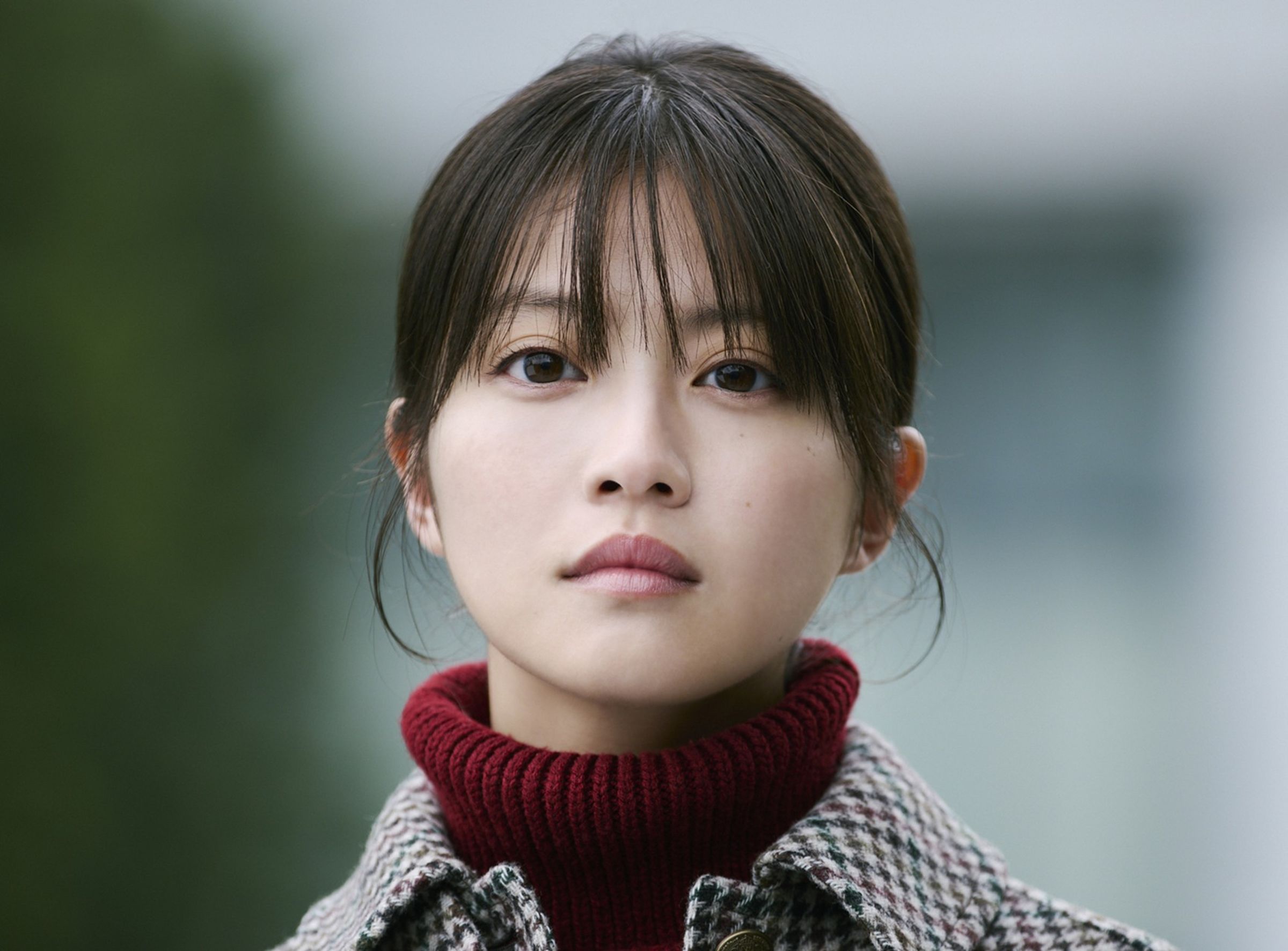 今田美櫻感謝導演《天鵝與蝙蝠》總是面帶笑容。(車庫娛樂提供)