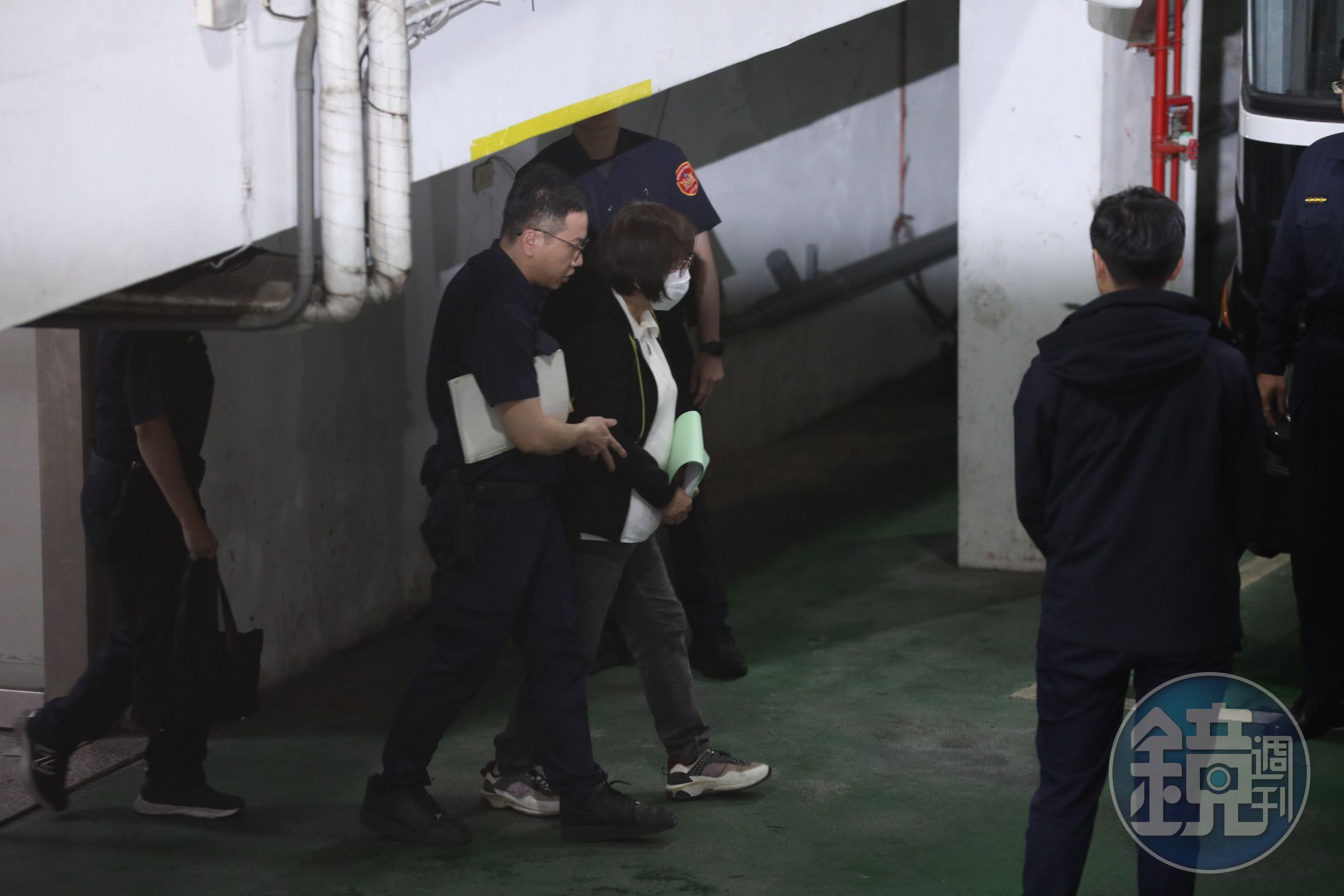 台北市黨部主委黃呂錦茹涉死亡連署遭改裁定羈押禁見，戴手銬上囚車。
