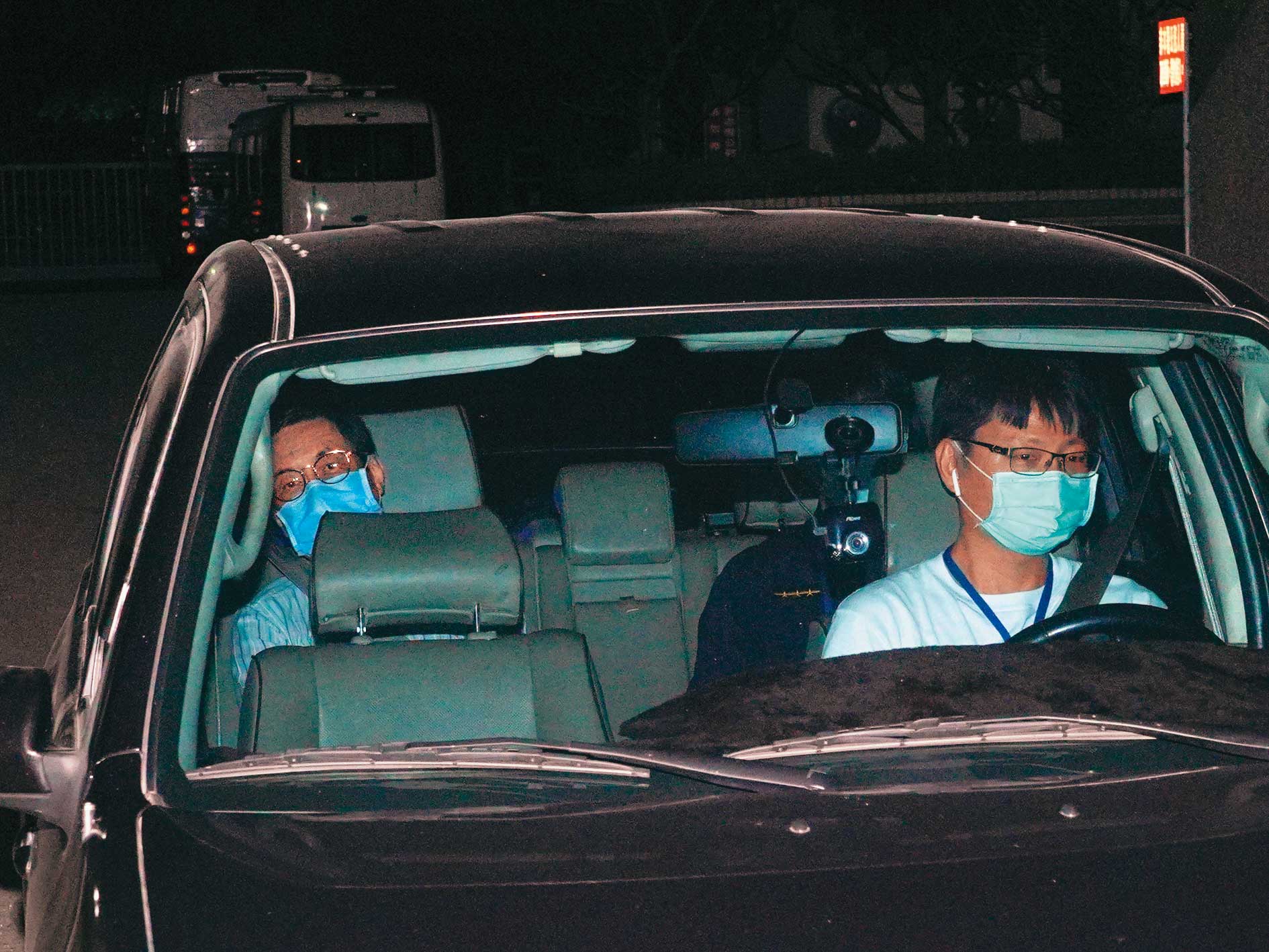 陳宏平任職台南官田分駐所期間,曾因包庇富商翁茂鍾(左)而遭監院彈劾。