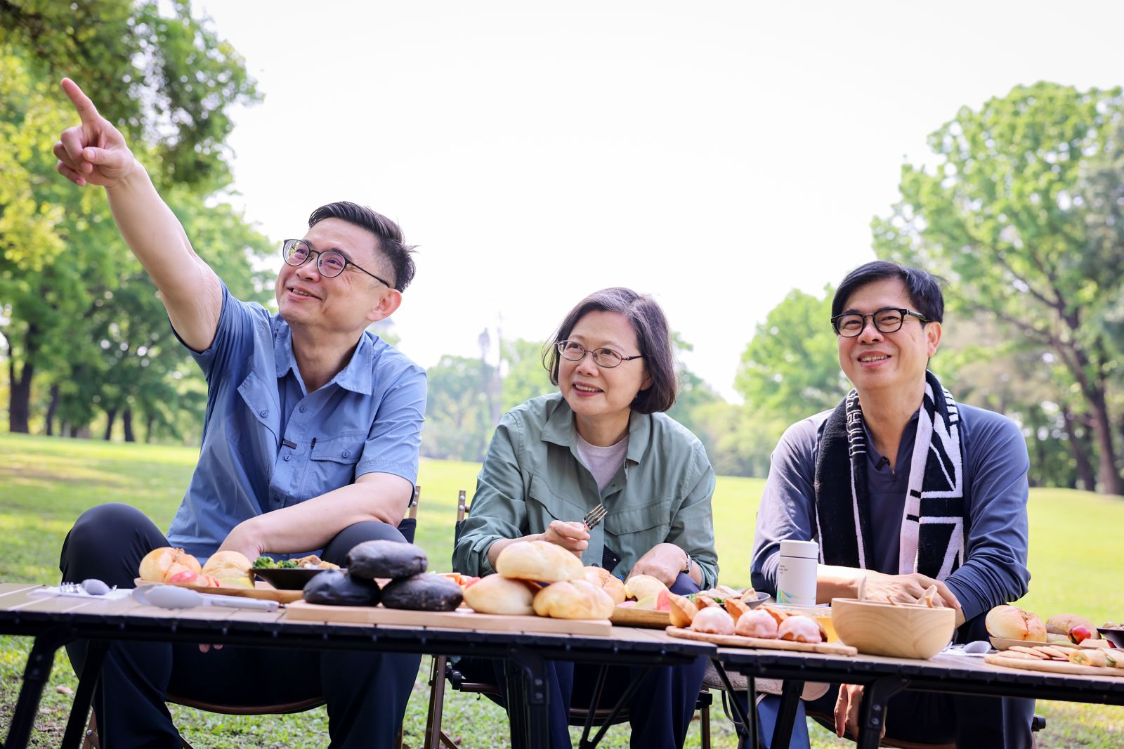賴瑞隆合體蔡英文、陳其邁健行野餐 香菜花生糖小英愛了「但他投降了」
