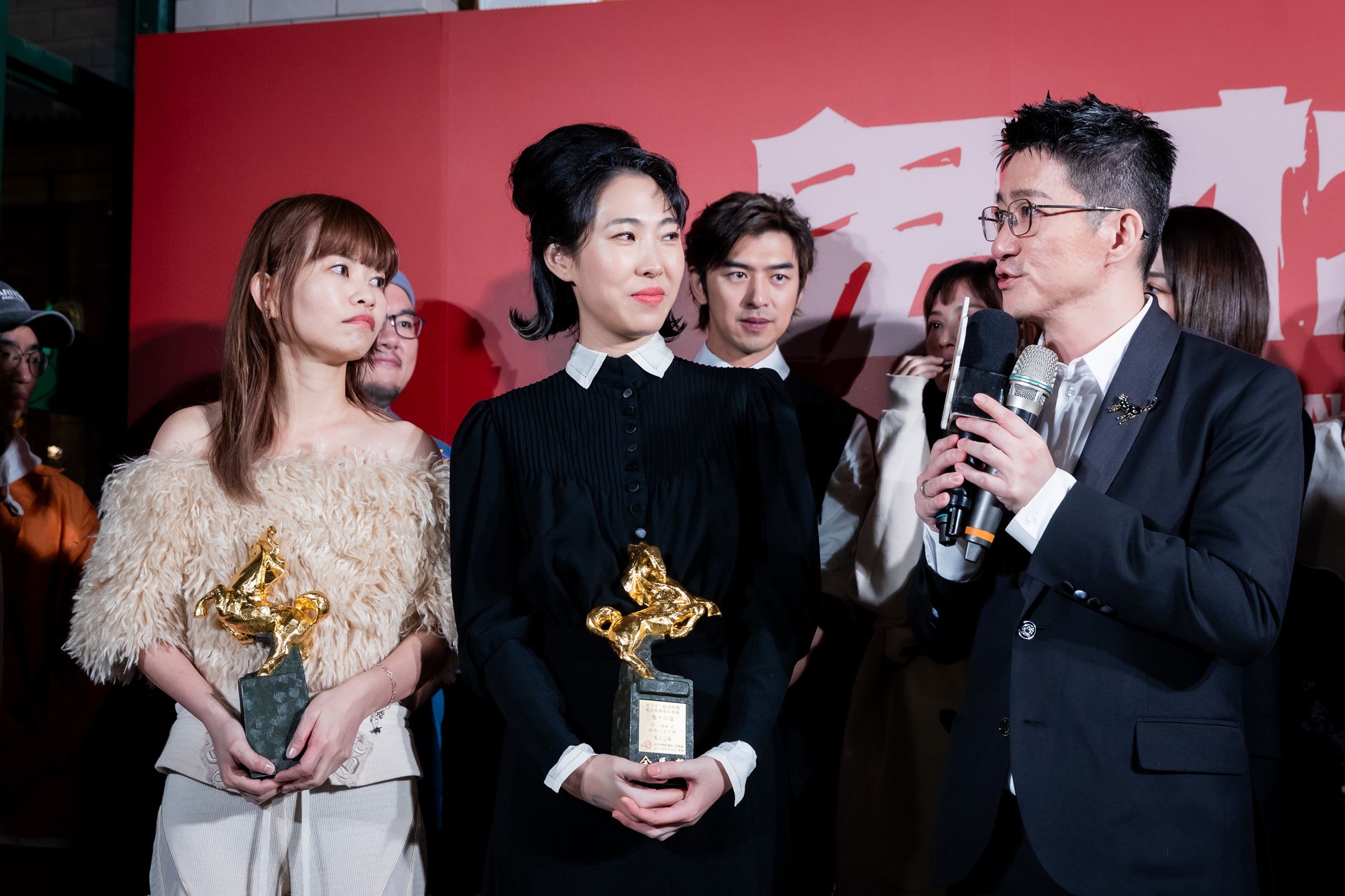 王若琳與陳虹任拿下原創電影歌曲獎,但王若琳領獎時麥克風太矮、鞋子太高以致全程彎腰致詞很有記憶點。(牽猴子提供)