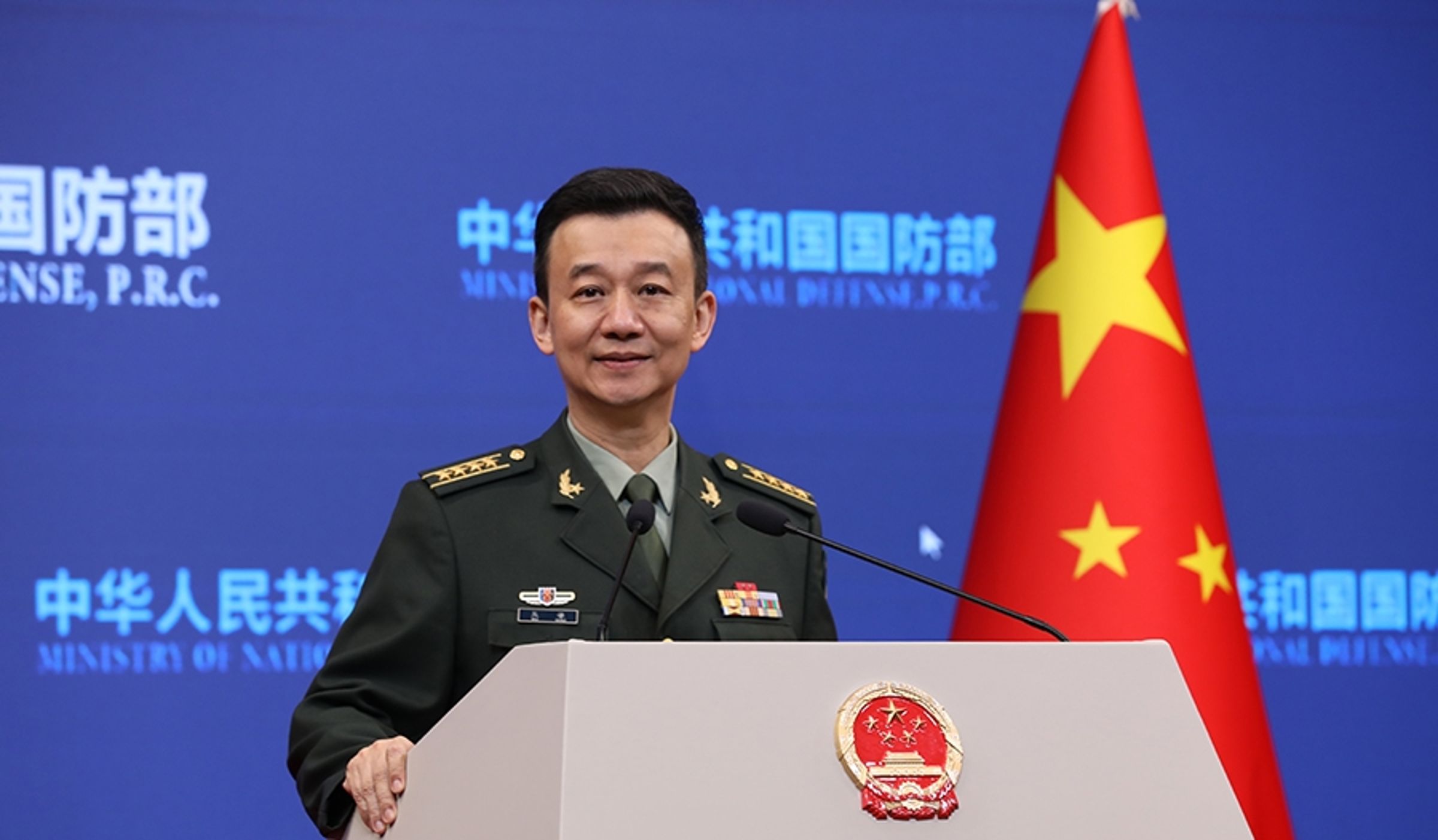 中國國防部發言人吳謙今向民進黨嗆聲，「螳臂當車只能自取滅亡，早晚要來收了你們。」（翻攝自中國國防部）