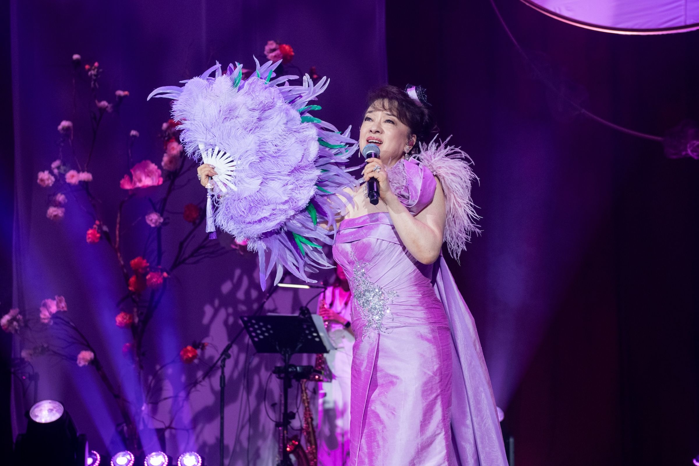 翁倩玉登台演出,以出道60週年的經典歌聲與舞台魅力征服全場,展現歷經歲月依舊不減的風采。(大大娛樂提供)