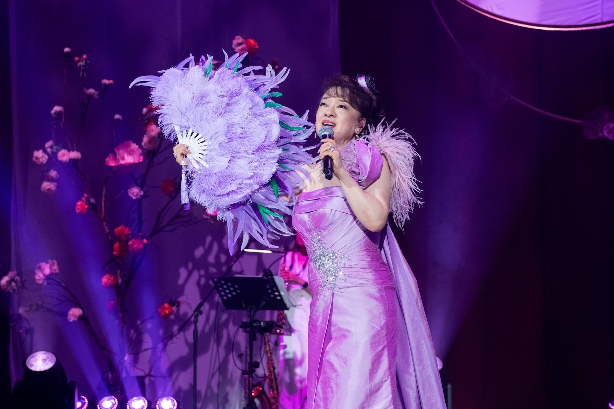 翁倩玉登台演出，以出道60週年的經典歌聲與舞台魅力征服全場，展現歷經歲月依舊不減的風采。（大大娛樂提供）