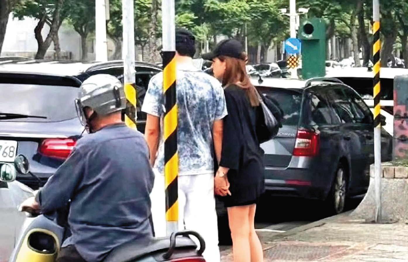 5月時許瑋甯、邱澤夫妻倆曾在台北天母街頭被民眾直擊，兩人手牽手飄出甜蜜氛圍。（翻攝自Threads）