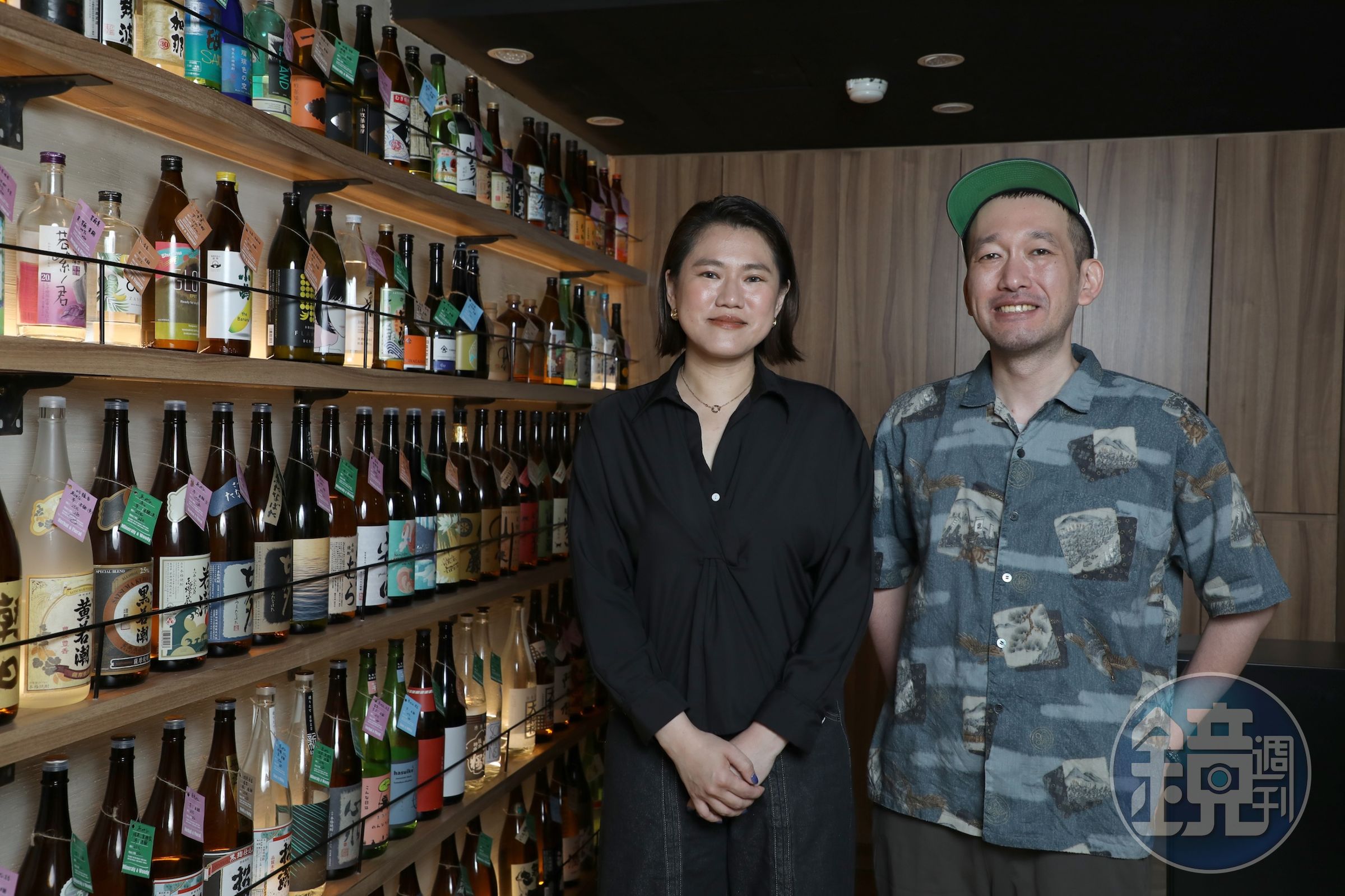 Abby(左)與三島先生(右)因為都喜歡燒酎,也想向更多台灣人分享燒酎的有趣風味,而開起了燒酎酒吧「啜 SUSURU」。