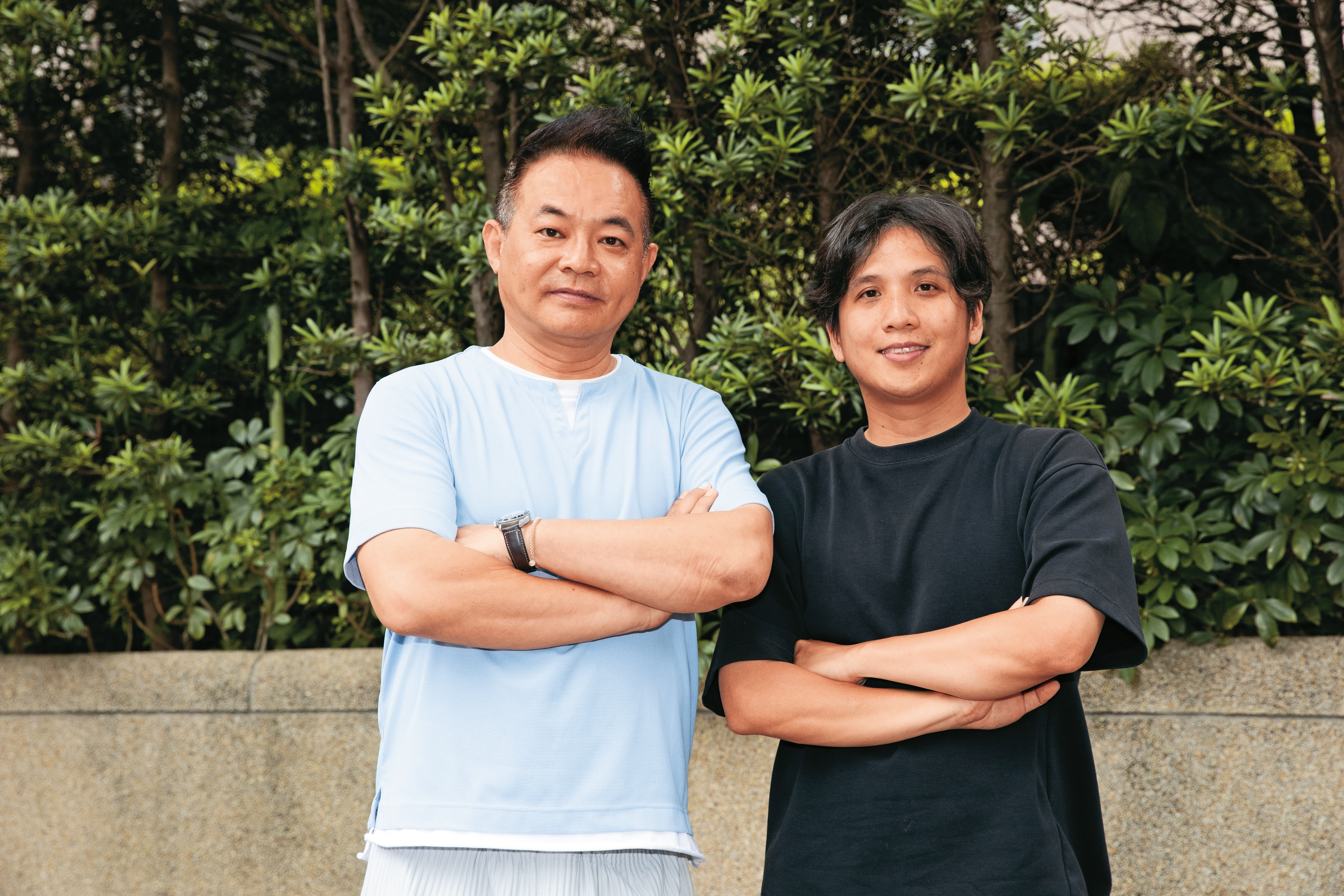 監製鄒介中（左）、導演洪子烜（右）率領劇組突破高技術門檻， 展現台灣製作大規模類型電影的實力。