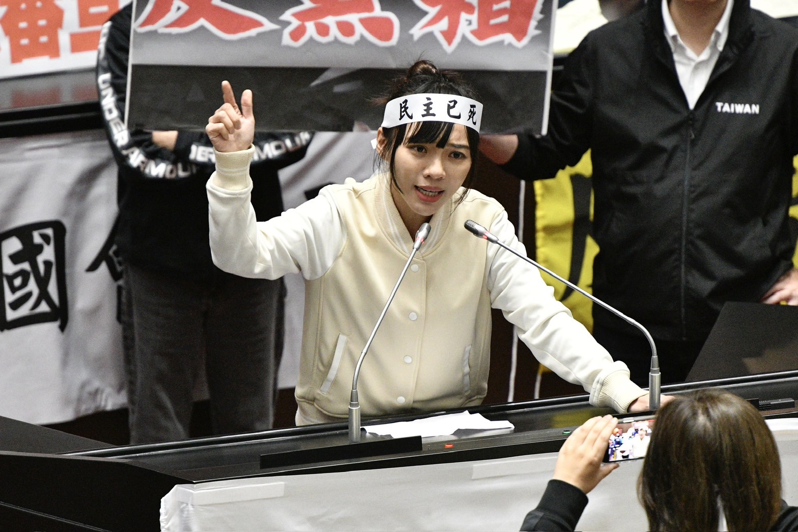 黃捷直言「立委透過立法讓自己權力凌駕人民、超越司法，這是哪門子的改革？」