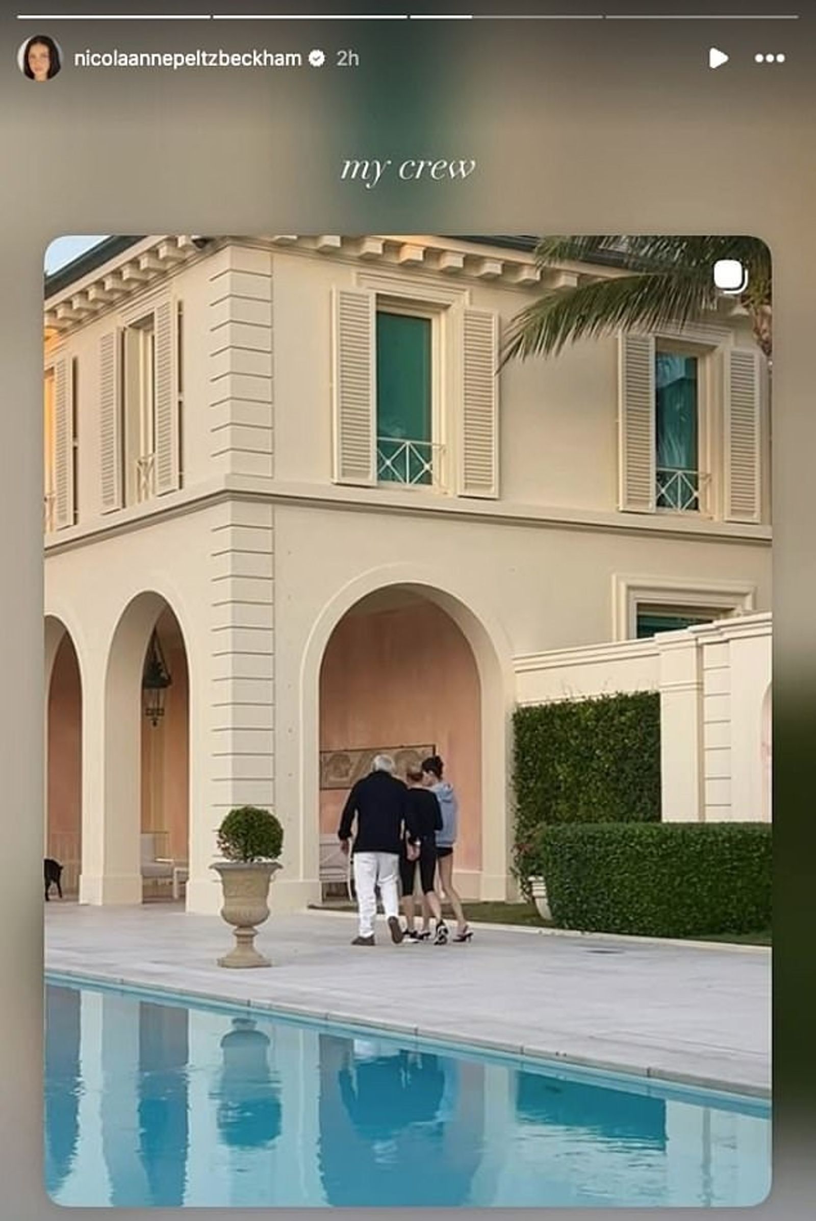 妮蔻拉分享與爸媽散步的背影照，寫下「我的團隊」，似乎意有所指。（翻攝nicolaannepeltzbeckham IG）