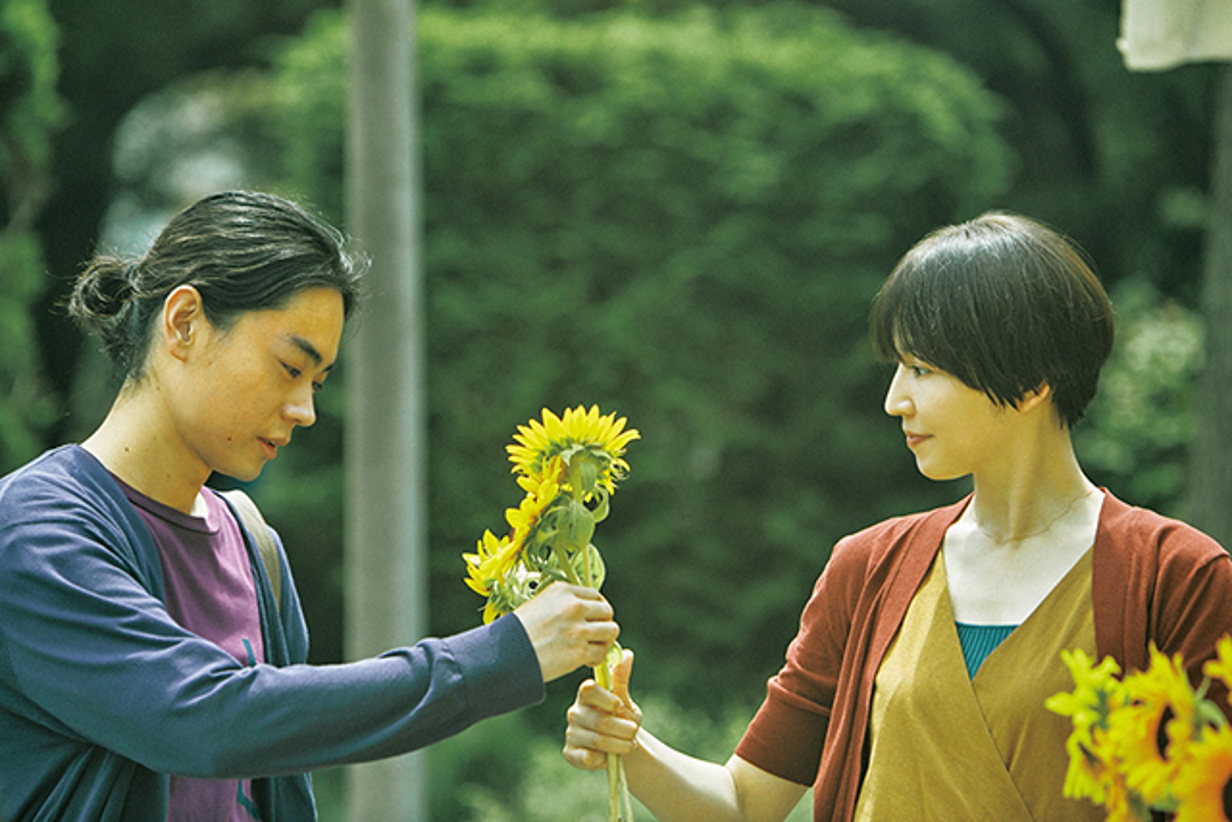 《百花》改編自川村元氣撰寫的小說,菅田將暉(左)與長澤雅美飾演夫妻。(車庫娛樂提供)