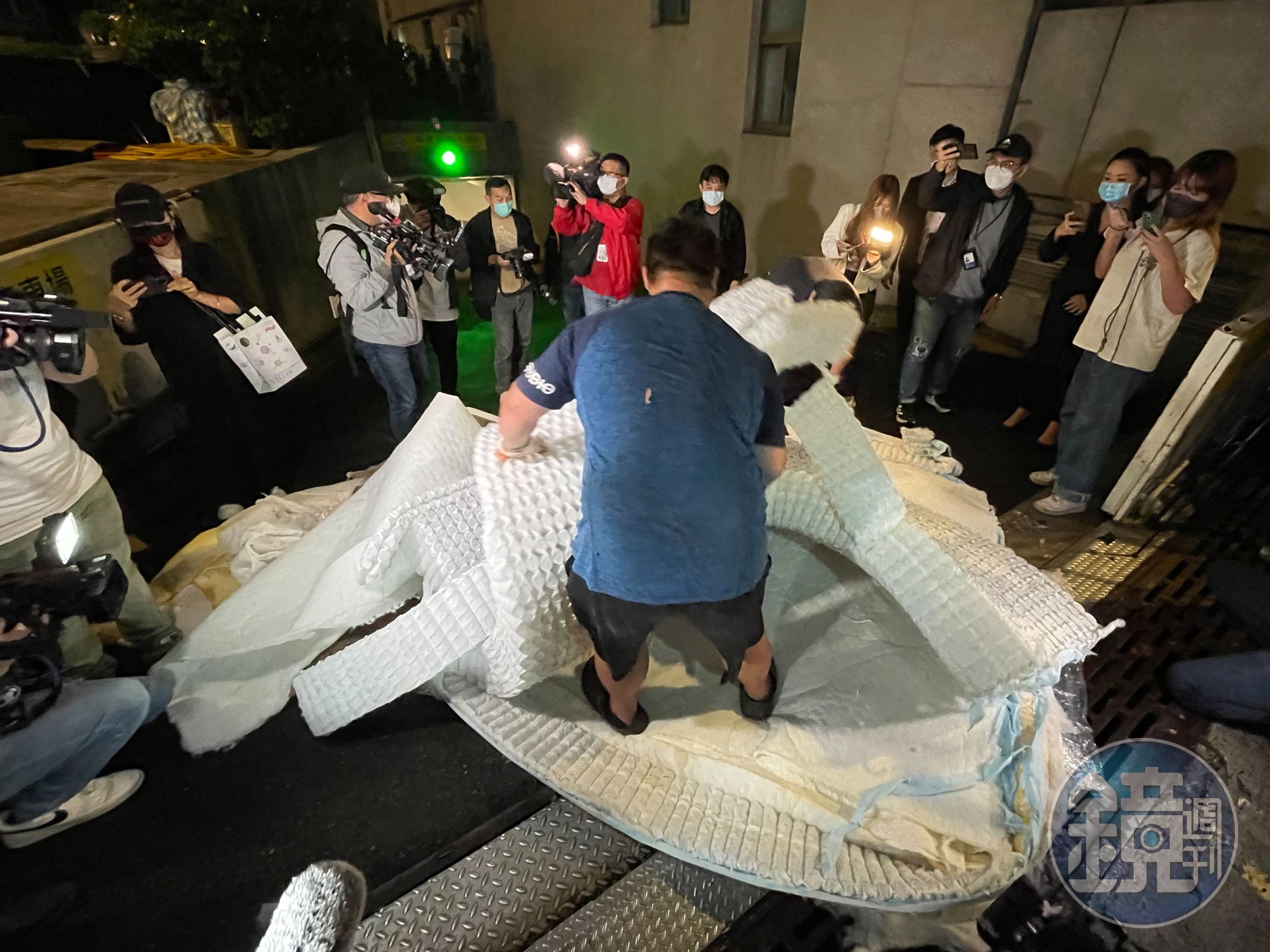 大S當年將床墊送至S Hotel後，由專人現場割開床墊。（本刊資料照）