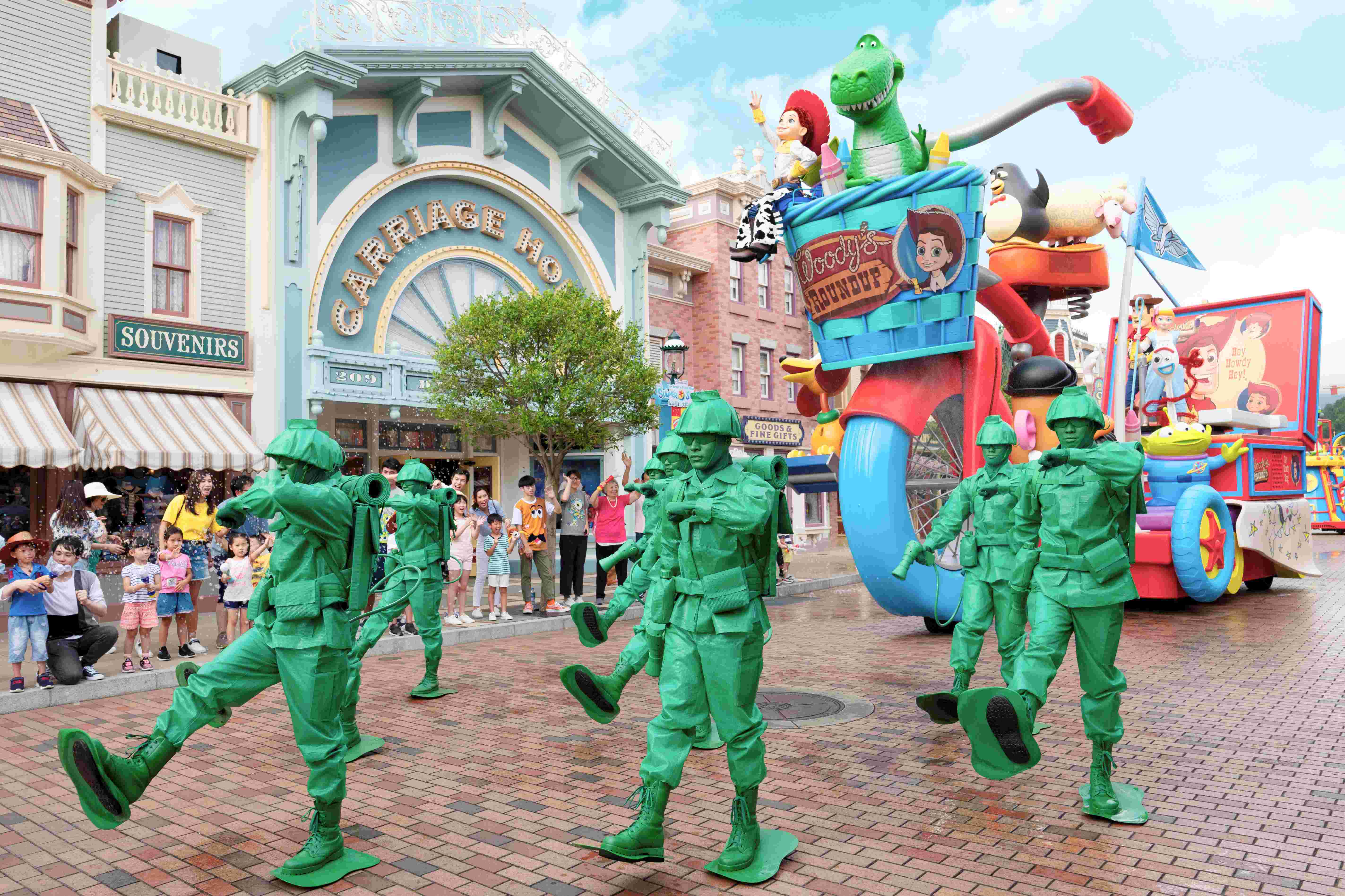 夏日入園可先從高人氣消暑活動「Pixar水花大街派對」開始，在歡樂節拍與沁涼水花中，皮克斯朋友帶來滿滿的水花驚喜。（香港迪士尼提供）