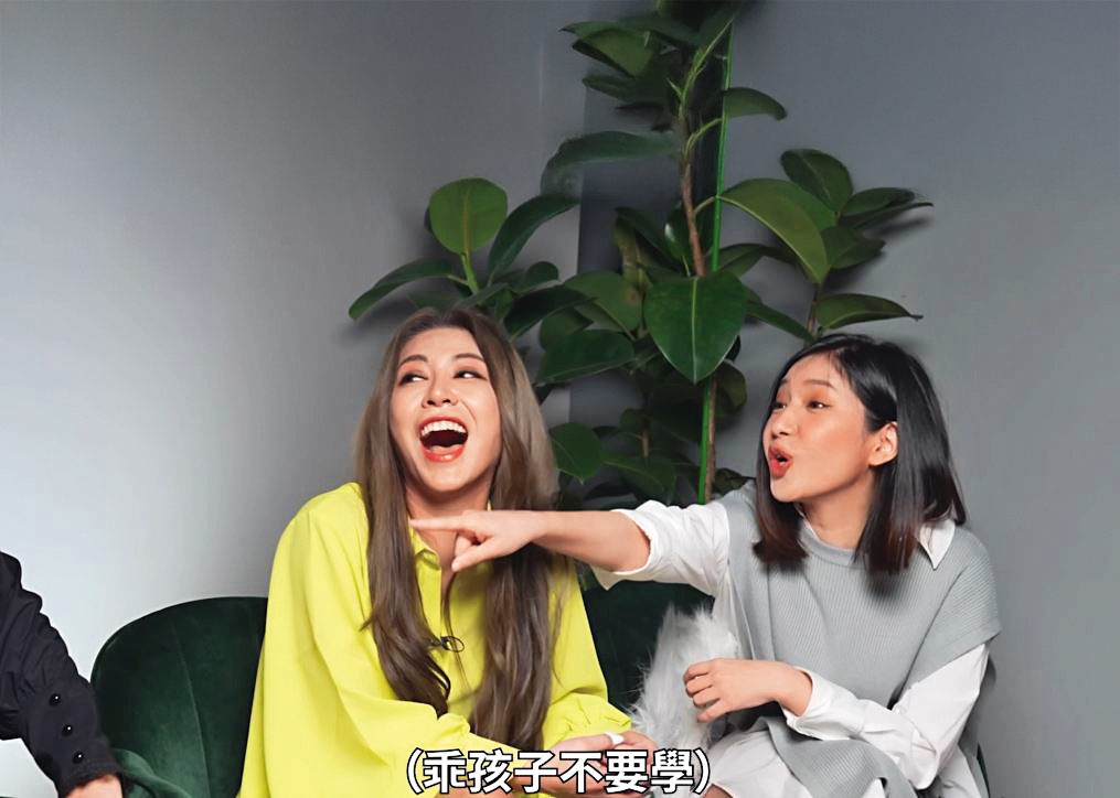 艾怡良（左）曾上過Sandra（右）主持的網路節目，如今兩人將攜手在歌唱選秀節目當導師。 	（翻攝自驚奇玩起來AmazingTalker Show YouTube）