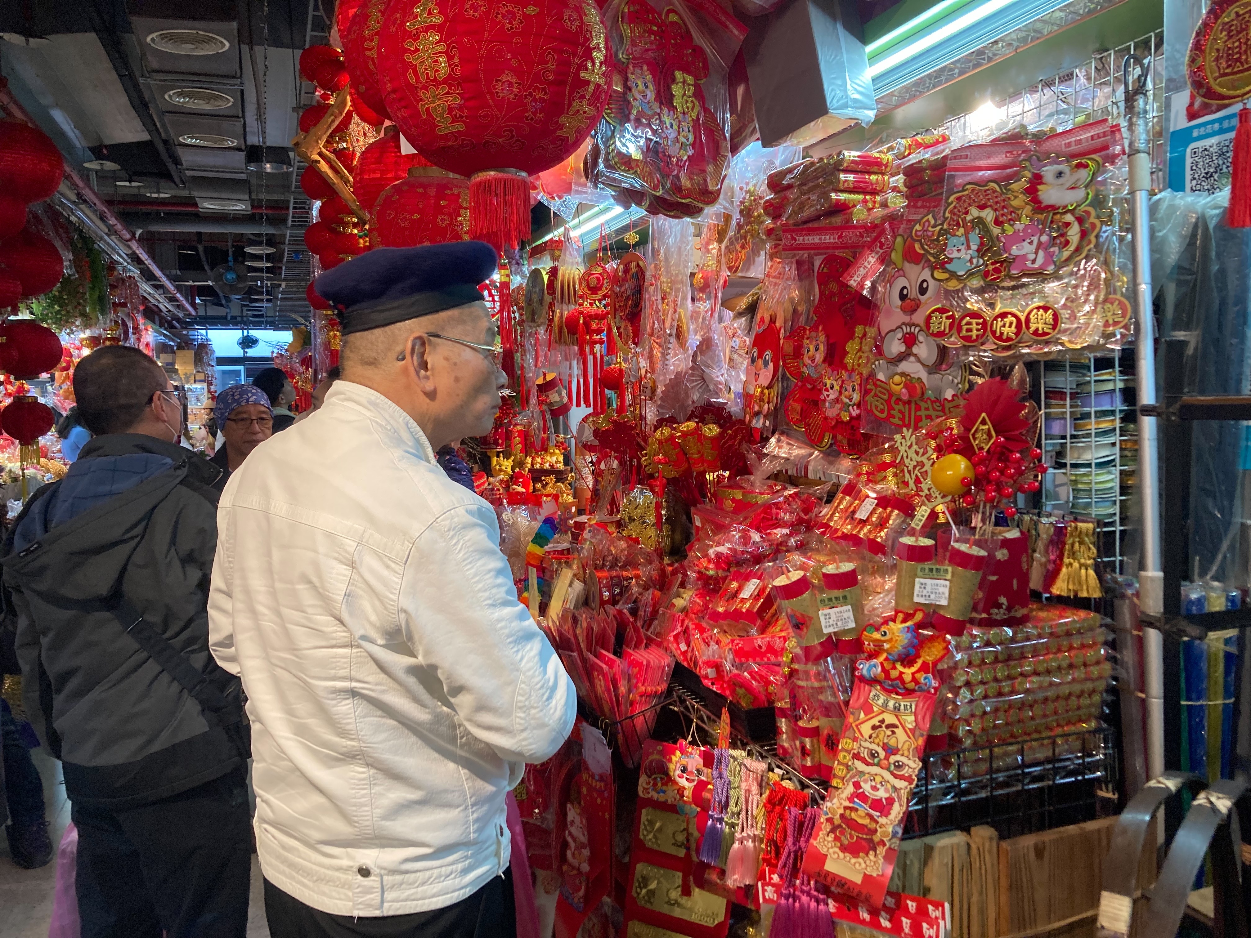 台北花市販售多種新年週邊商品，供民眾選購。（台北花市提供）