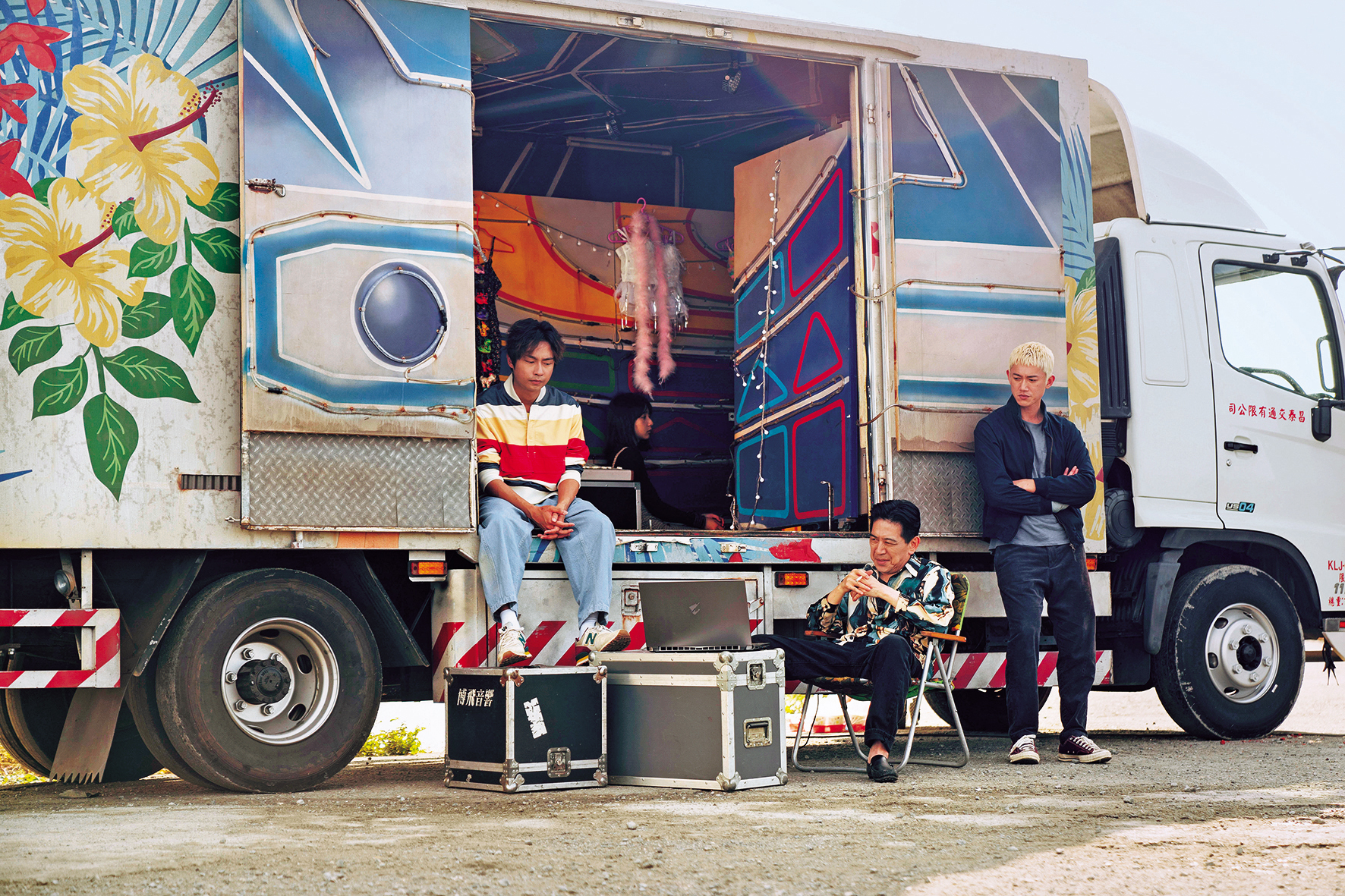 吳慷仁（前排右起）、高捷與林鶴軒駕駛舞台車逃亡途中，輪流成為故事主角。（抓馬文化提供）