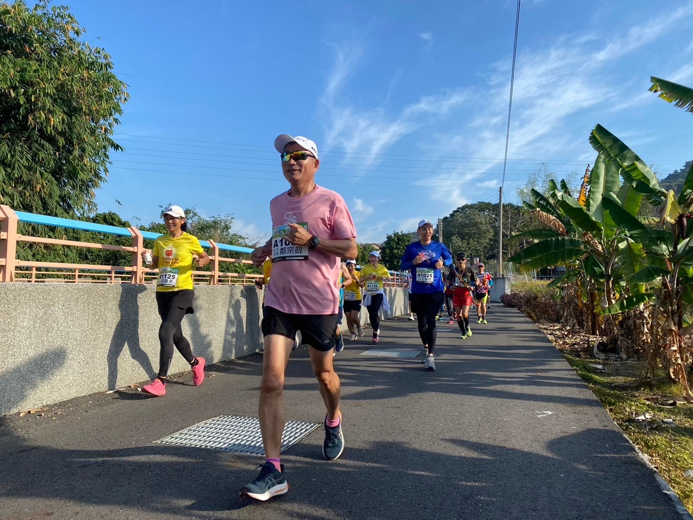 田中馬拉松跑者沿著田間道路前行,感受農村風光。(圖/台灣米倉田中馬拉松)