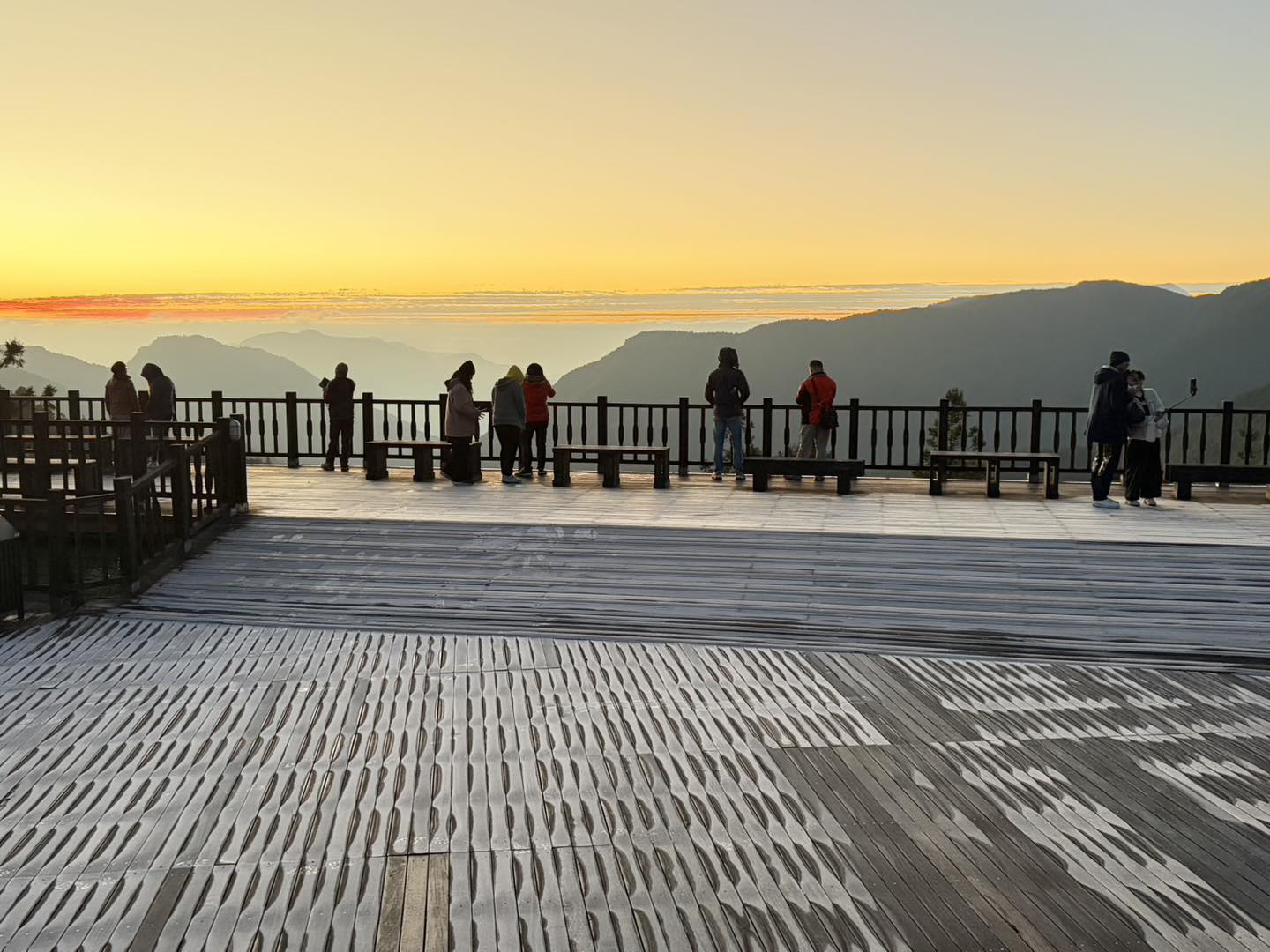宜蘭太平山低溫探4度「地面結霜」。(翻攝自太平山國家森林遊樂區臉書)