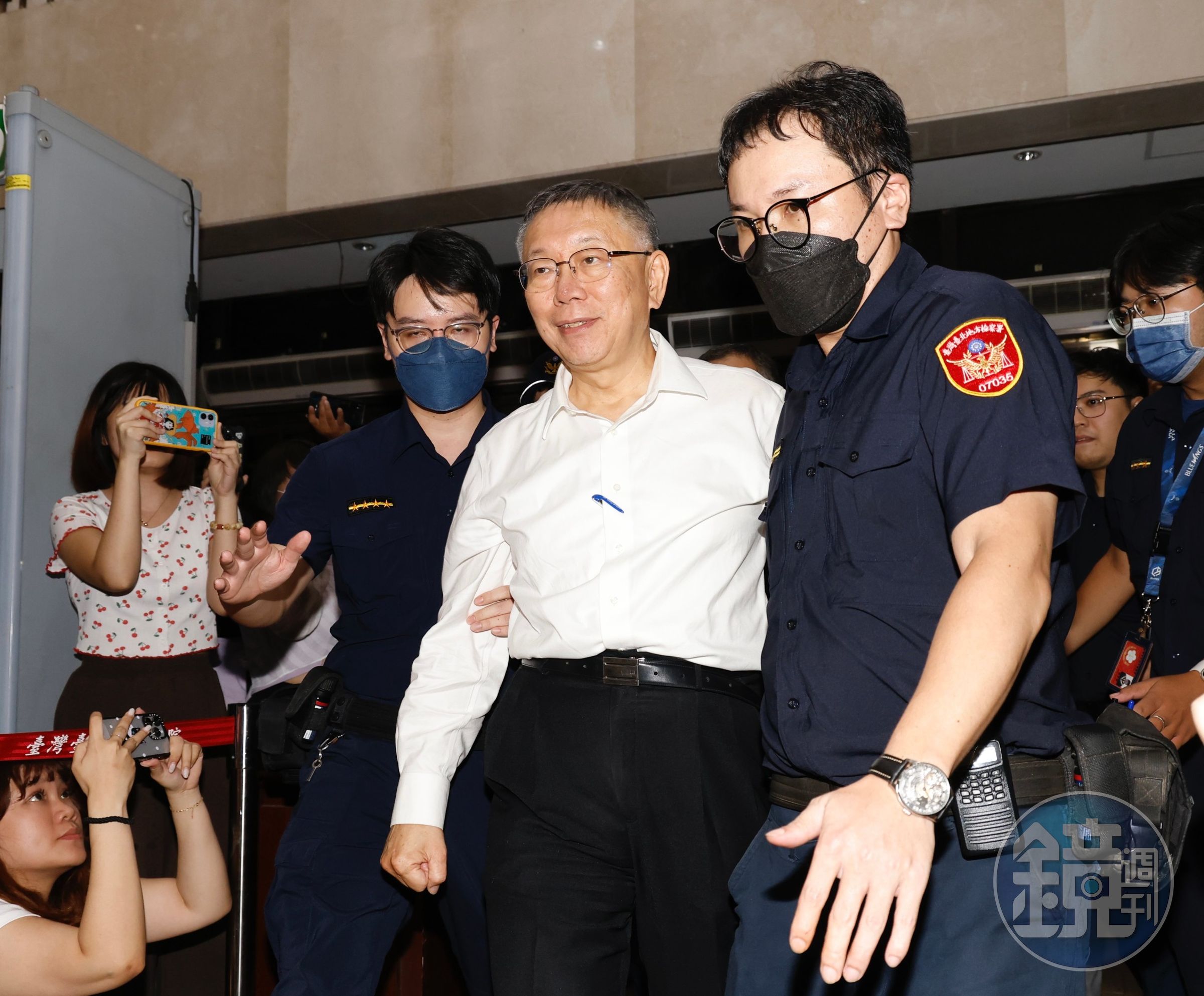 民眾黨主席柯文哲涉貪遭聲請羈押禁見,法院預計今(2日)3點裁定是否羈押。