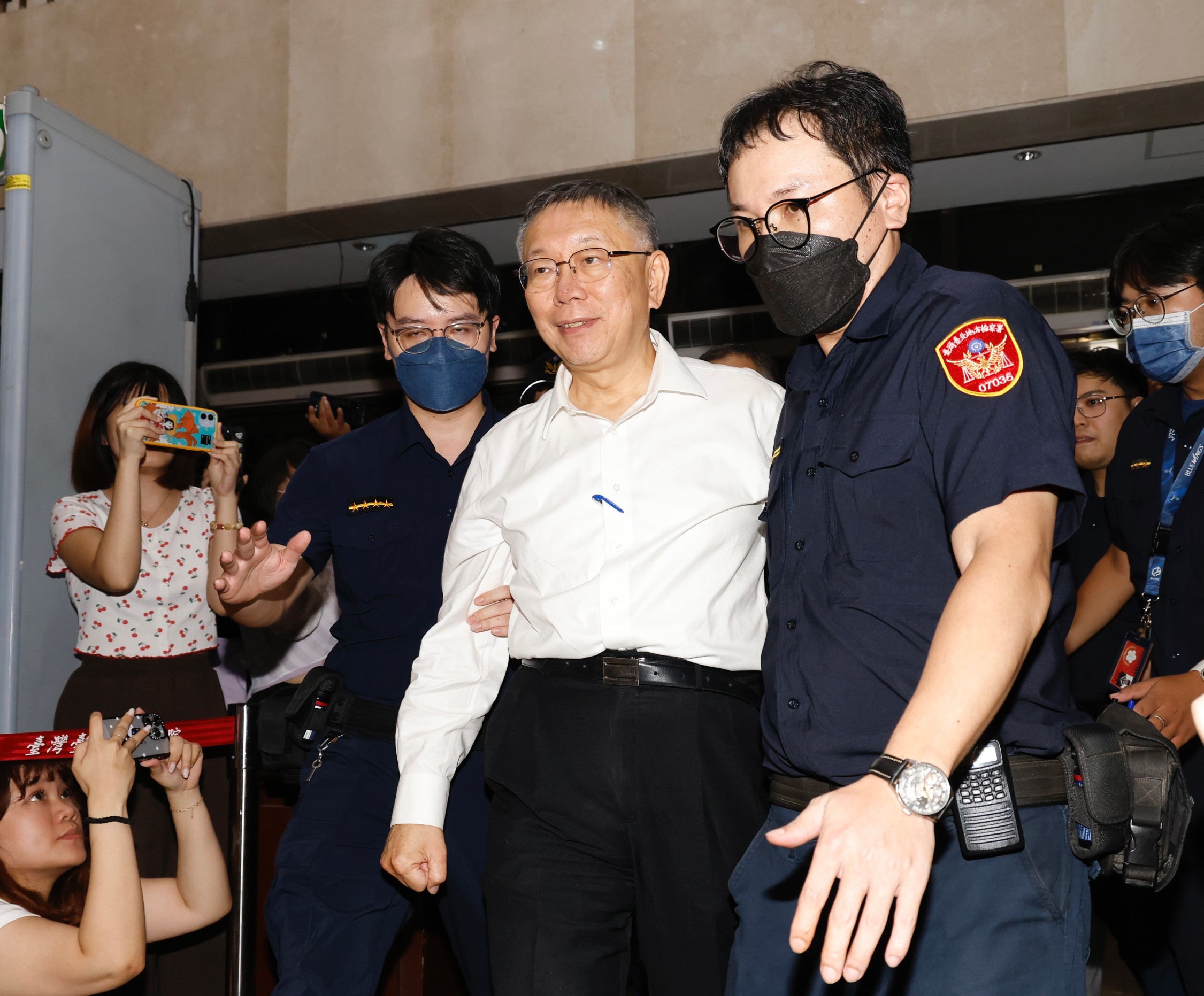 民眾黨主席柯文哲涉貪遭聲請羈押禁見，法院預計今（2日）3點裁定是否羈押。