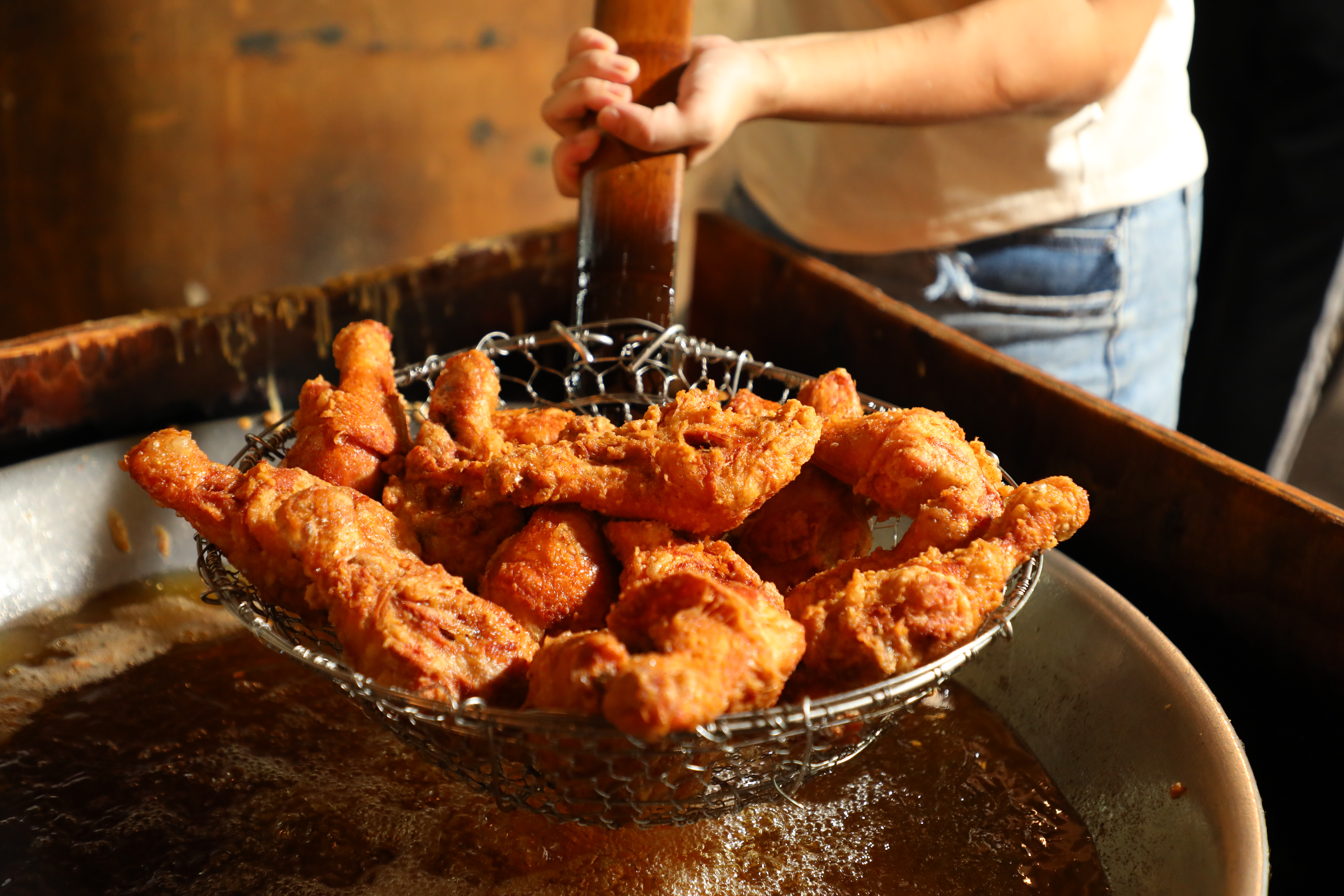 「雞腿」外皮硬脆不含油，肉質甜美多汁。（50元／支）