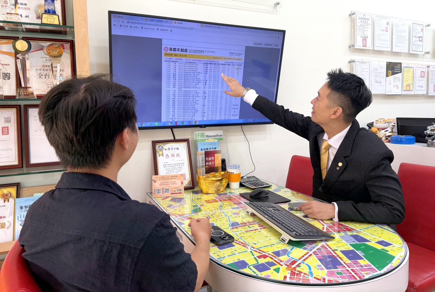 讓買房回歸安心!林恒君店長(右)透過詳盡的物件解析與風險警示,落實「先誠實再成交」的精神,成為地方民眾最信賴的房產防護網。