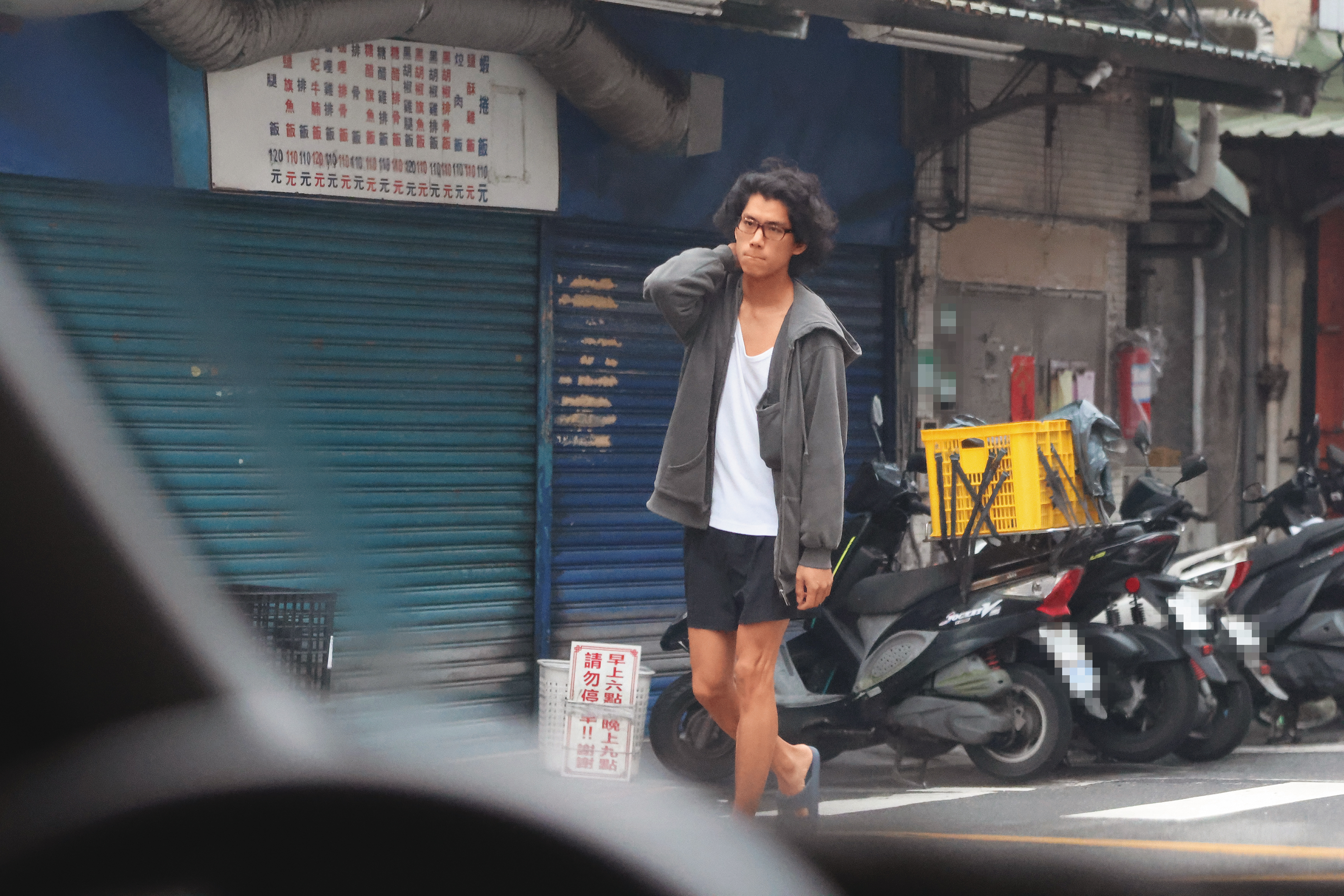 4/6 17：03 朱軒洋與吳卓源同樣住在內湖區，出門的時候裝扮相當家居。