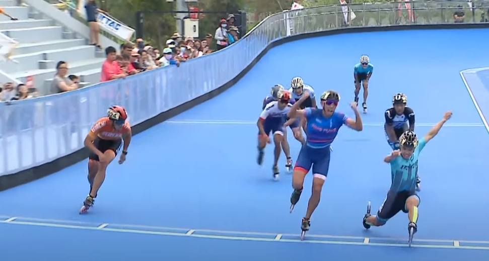 黃玉霖（右2）因提早慶祝，亞運隊友趙祖政（右1）抓準時機，逆轉奪金。（翻攝自112年全國運動會在臺南YouTube頻道）